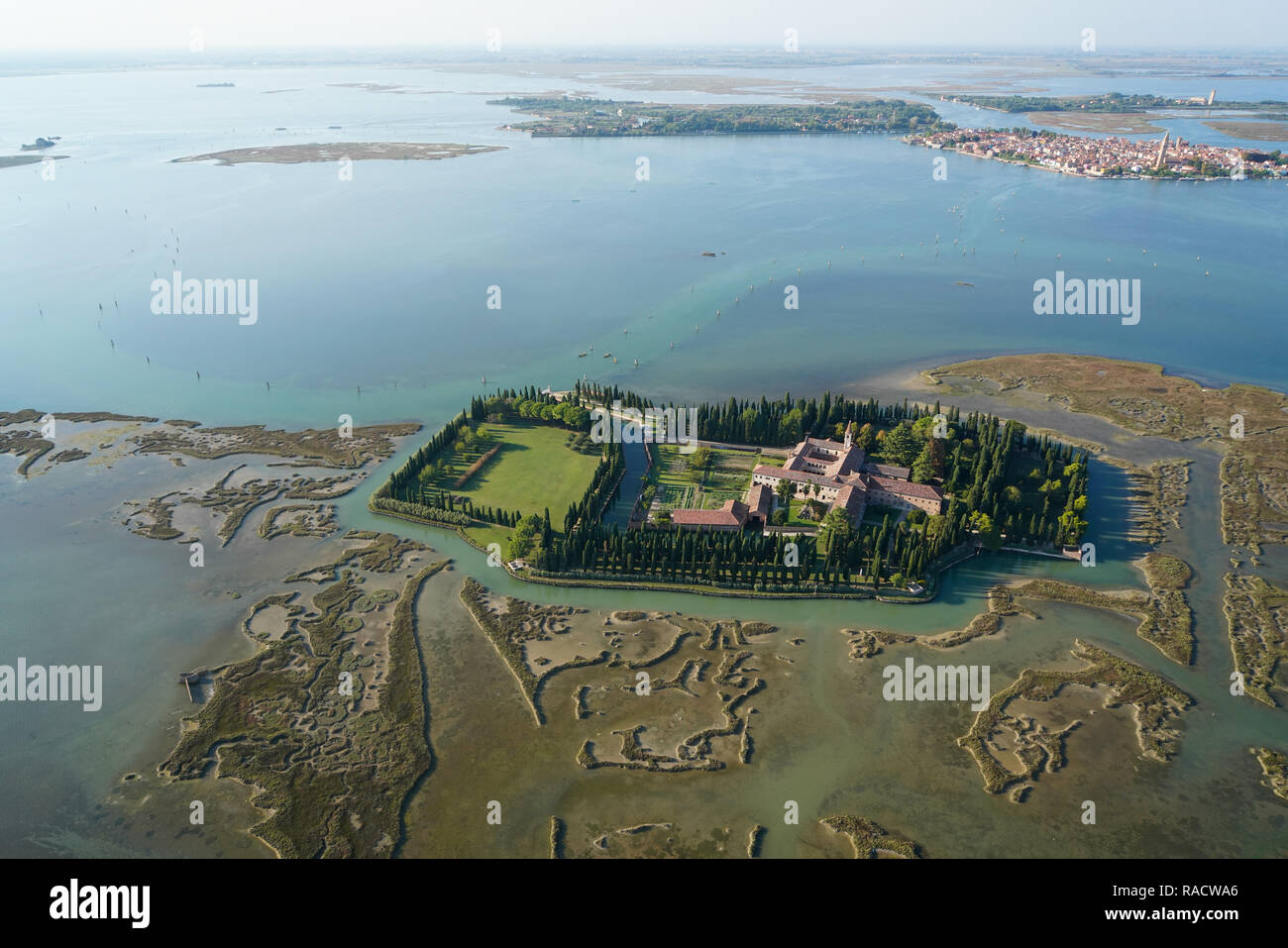 Blick auf San Francesco del Deserto Insel aus dem Hubschrauber, Lagune von Venedig, Weltkulturerbe der UNESCO, Venetien, Italien, Europa Stockfoto