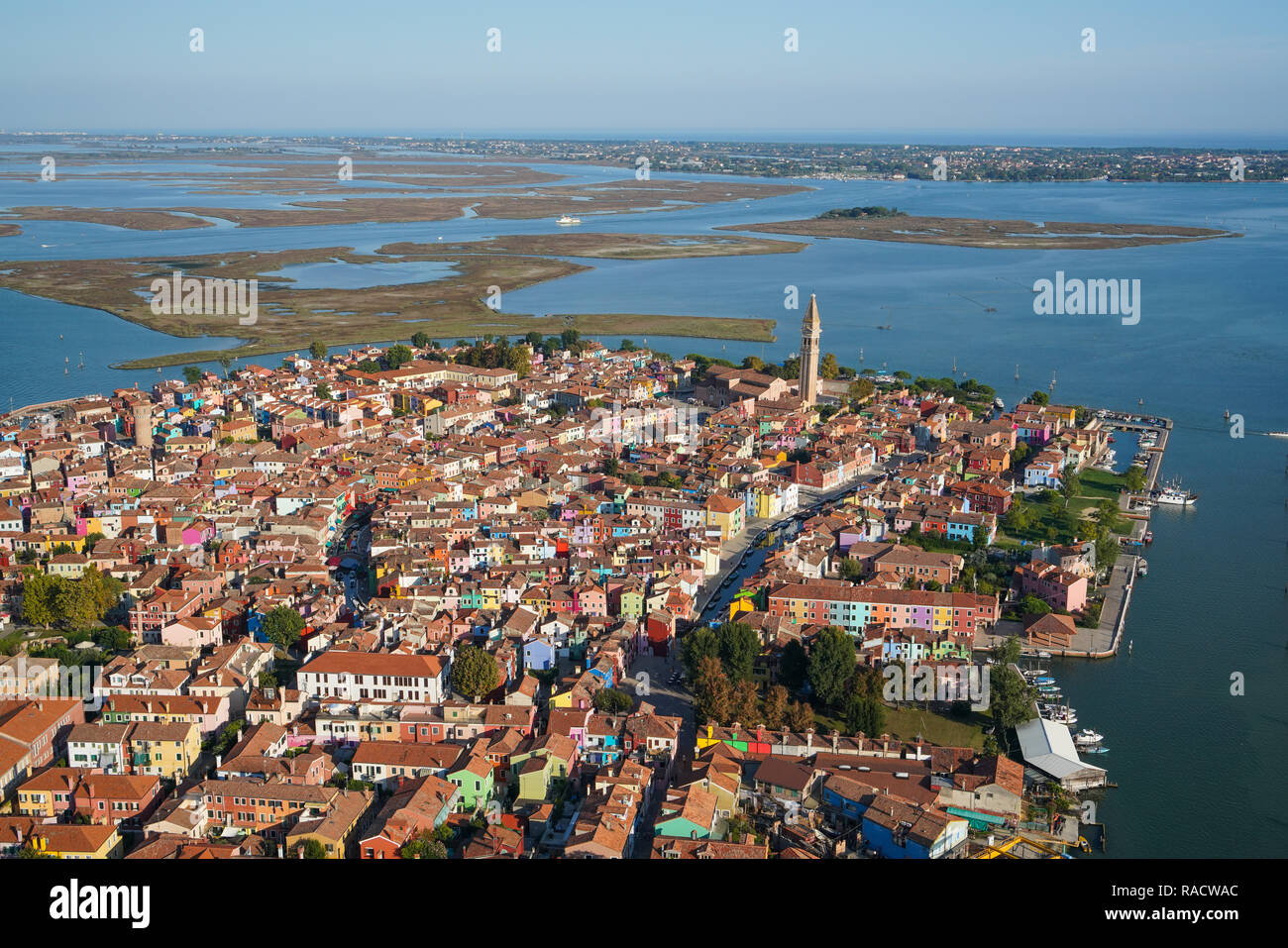 Blick auf die Insel Burano aus dem Hubschrauber, Lagune von Venedig, Weltkulturerbe der UNESCO, Venetien, Italien, Europa Stockfoto