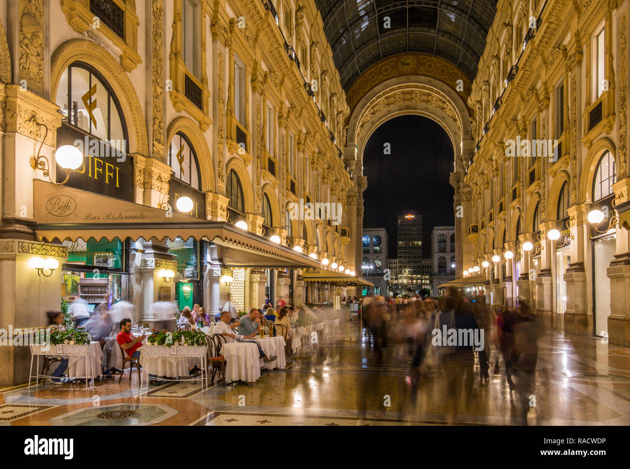 Blick in das Innere der Galleria Vittorio Emanuele II leuchtet in der Dämmerung, Mailand, Lombardei, Italien, Europa Stockfoto