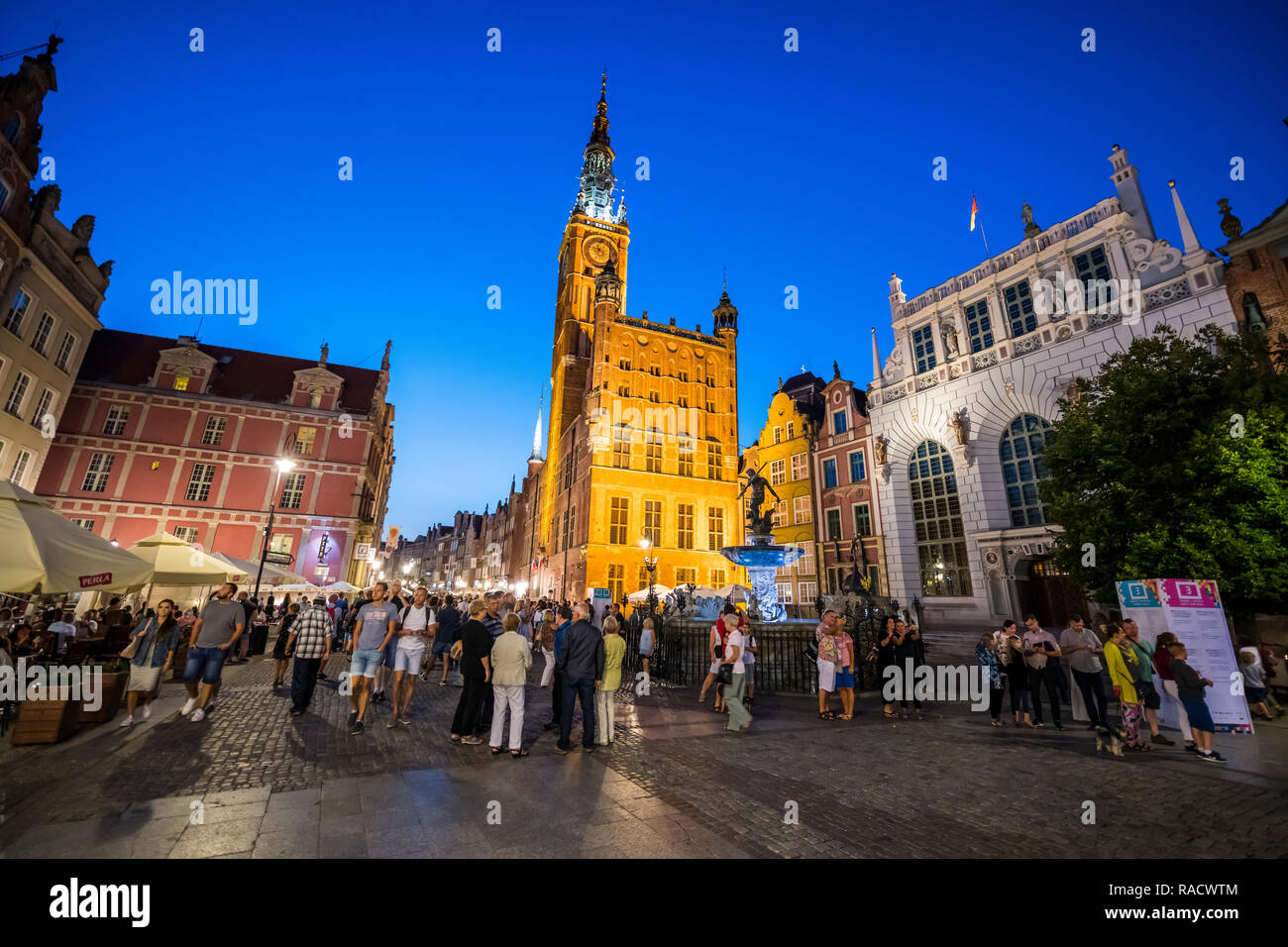Hanse Häuser mit dem Rathaus nach Sonnenuntergang in der Fußgängerzone von Gdansk, Polen, Europa Stockfoto