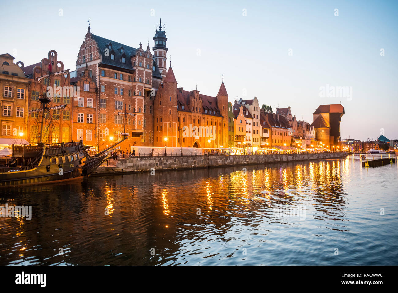 Hanse Häuser auf der Mottlau bei Sonnenuntergang, Gdansk, Polen, Europa Stockfoto
