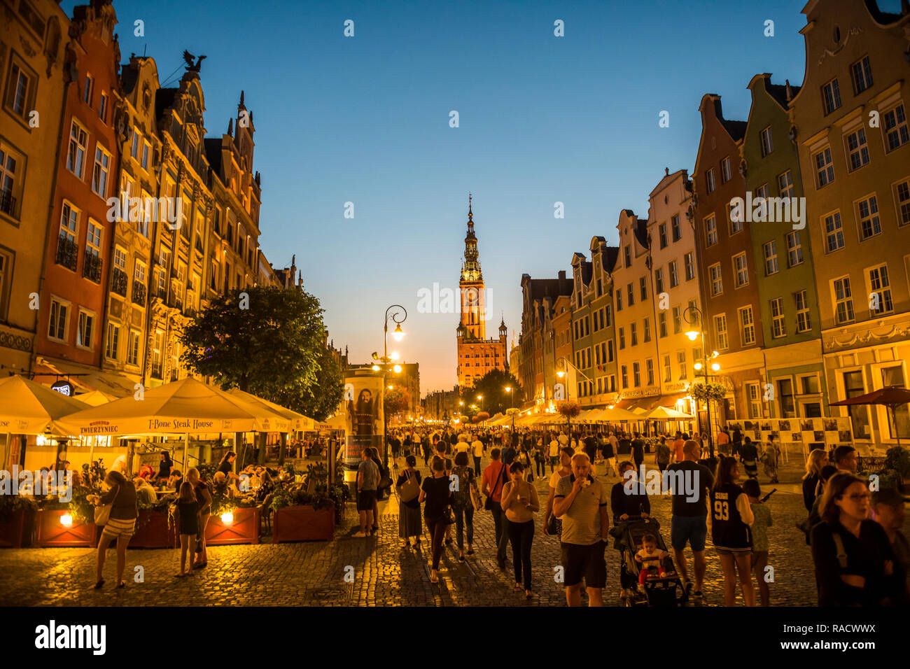 Hanse Häuser mit dem Rathaus nach Sonnenuntergang in der Fußgängerzone von Gdansk, Polen, Europa Stockfoto