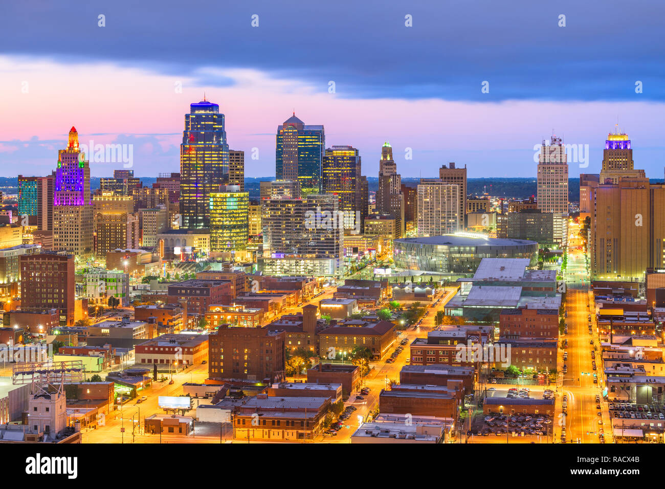 Kansas City, Missouri, USA downtown Stadtbild in der Dämmerung. Stockfoto