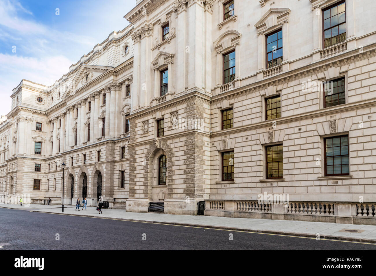 Die großartige Architektur der Treasury Gebäude in Whitehall, Westminster, London, England, Vereinigtes Königreich, Europa Stockfoto