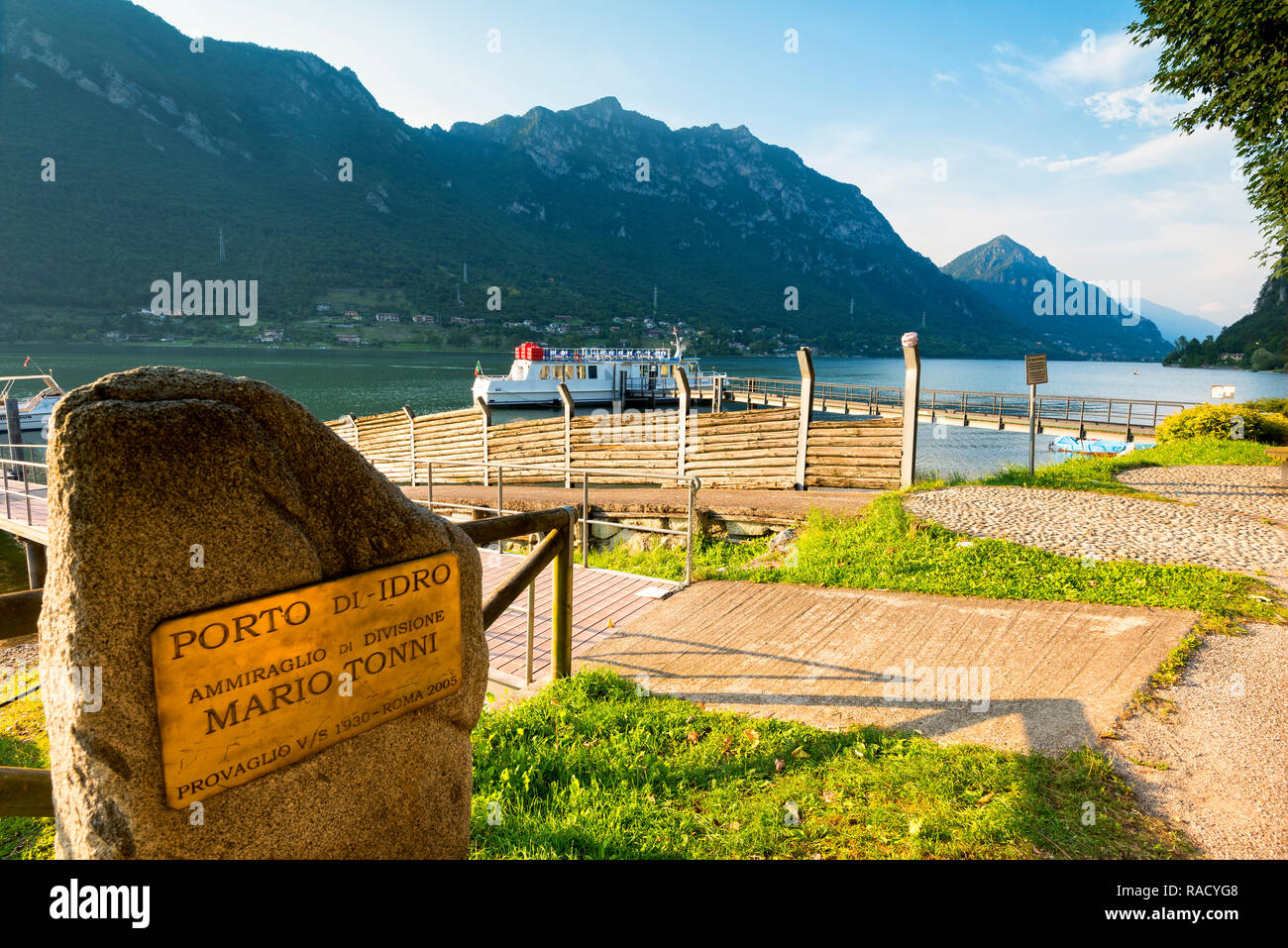 Gedenktafel am Hafen von Idrosee, Idro See in Valle Sabbia, Provinz Brescia, Lombardei, Italien, Europa Stockfoto