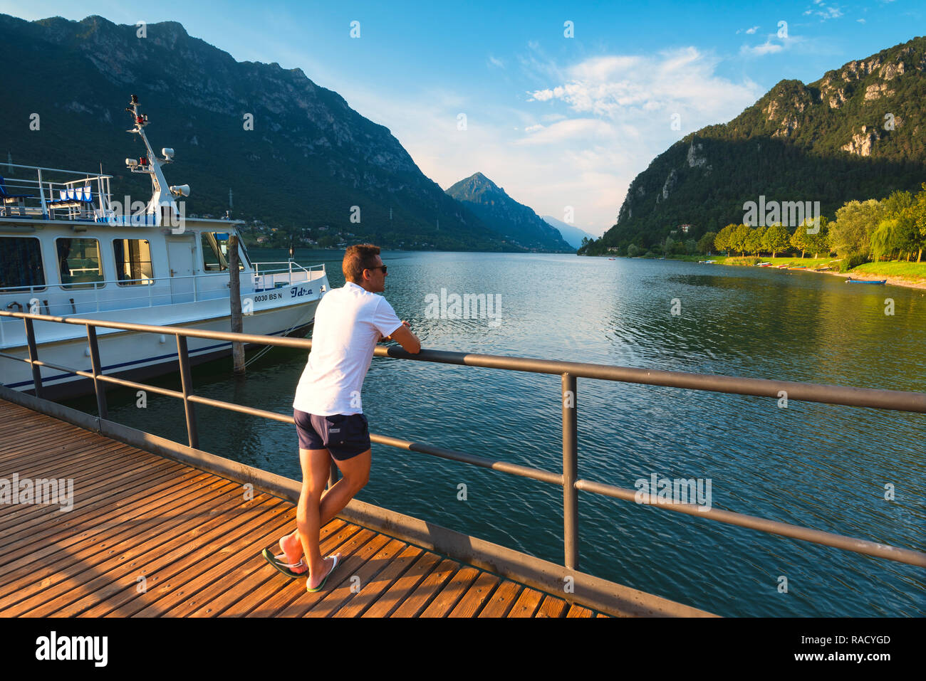 Touristische am Idrosee Port, Idro See in Valle Sabbia, Provinz Brescia, Lombardei, Italien, Europa Stockfoto