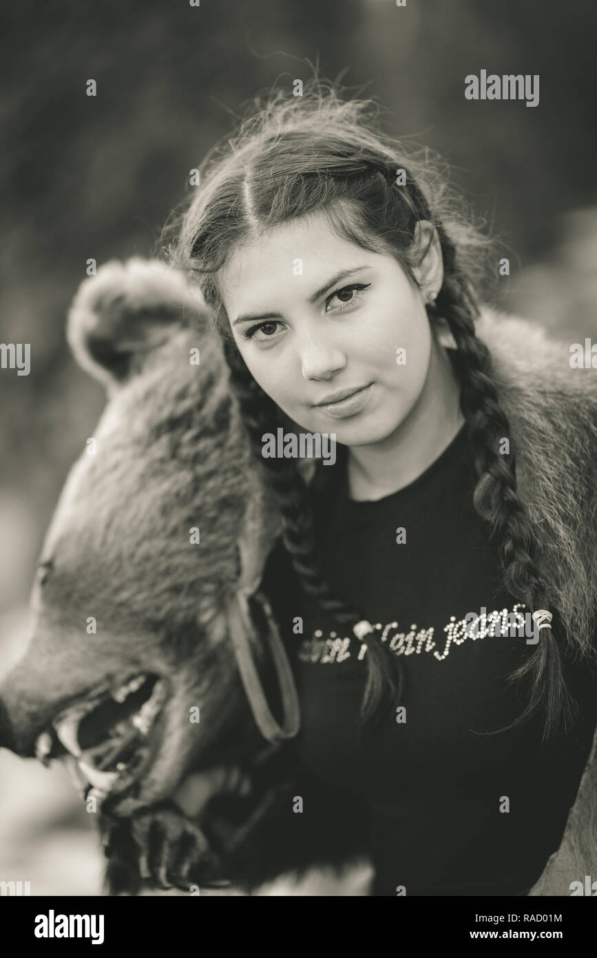 Real trägt Anzug für ein Mädchen, das Teil am jährlichen Traditionen Ereignis in Moldau, Rumänien. Stockfoto