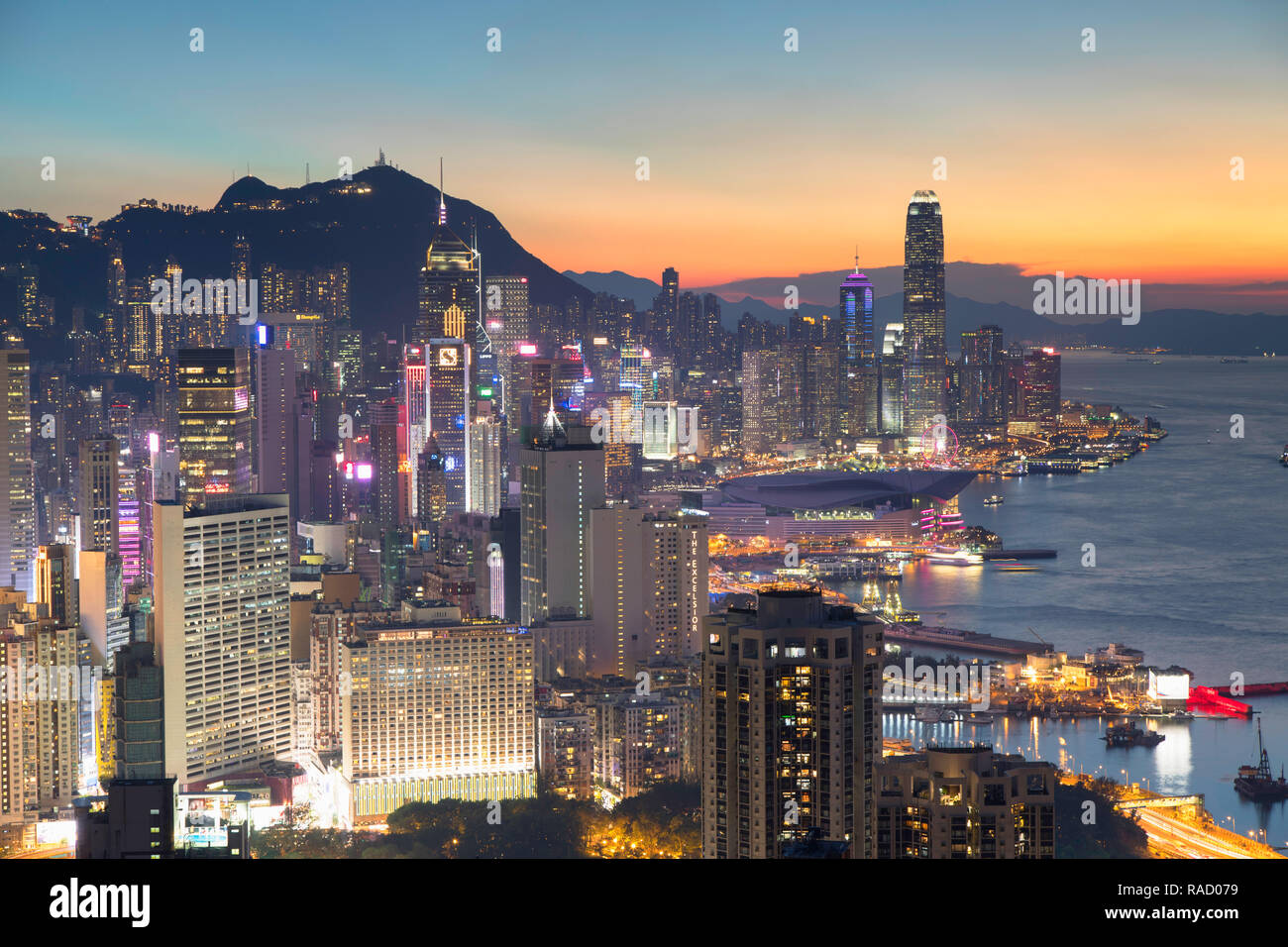 Skyline von Hong Kong Island bei Sonnenuntergang, Hongkong, China, Asien Stockfoto