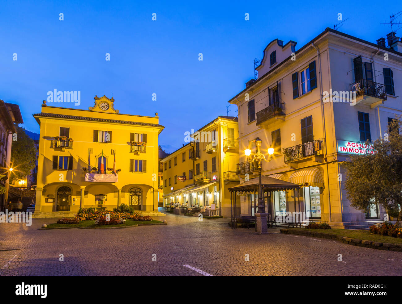 Blick auf das Restaurant und Architektur in der Dämmerung in Stresa, Lago Maggiore, Piemont, Italienische Seen, Italien, Europa Stockfoto
