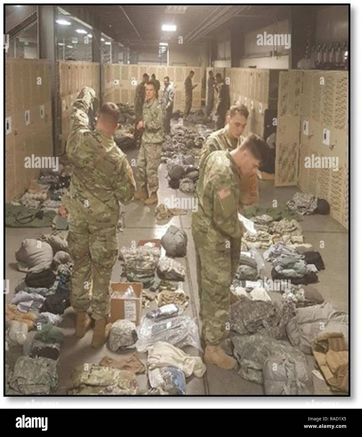 Soldaten des 3. PLT, 576 Abstand Unternehmen Layout und ihre Ausrüstung in der Vorbereitung für die Drehung des Unternehmens Lager Humphreys prüfen. Stockfoto