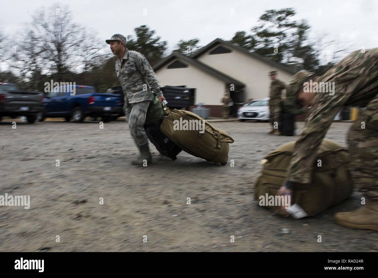 Us Air Force Senior Airman Xavier Navarro, eine Bekämpfung der Fotojournalist zur 1 Bekämpfung der Kamera Geschwader zugewiesen, Transporte, seinen Gang in die Kaserne nach der Ankunft McCrady Training Center, S.C., für Übung Scorpion Objektiv, Jan. 23, 2017. Übung Scorpion Linse ist eine jährliche Fähigkeit zu Überleben und Betreiben Training durch die Air Force Combat Kamera job Qualifizierung Standards beauftragt. Gehalten an der United States Army Training Center Fort Jackson, S.C., und die McCrady Training Center, der Eastover, S.C. der Zweck der Übung ist eine Auffrischungsschulung kamera Personal zur Bekämpfung zur Verfügung zu stellen. Individua Stockfoto