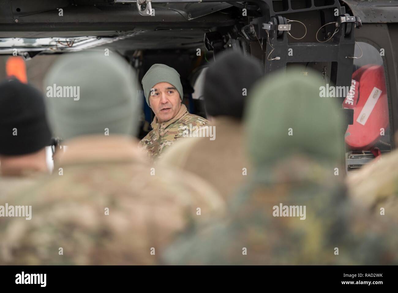 Grafenwöhr, Deutschland - Sgt. Alejandro Arredondo, C Company, 1-214 th Allgemeine Unterstützung Aviation Battalion, lehrt eine Gruppe von Soldaten der 67. Vorwärts OP-Team, 64. Medizinische Abteilung Veterinärmedizinische Dienste unterstützen, und 3. Staffel, 2. Kavallerie Regiments, und eines deutschen Soldaten der Bundeswehr über Sicherheitsvorkehrungen bei aeromedical Evacuation, Jan. 10, 2017. Stockfoto