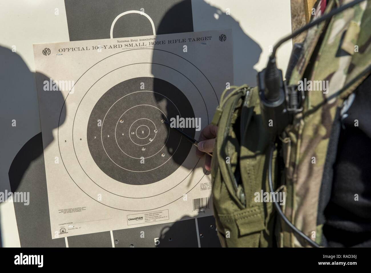 Us Air Force Tech Sgt. Michael Carlson und Staff Sgt. Robert Lonack, beide Betreuer mit 1. Bekämpfung der Kamera Squadron grad Ziele nach einem Feuer ihre M4 Carbine rifles während der Übung Scorpion Objektiv bei McCrady Training Center, S.C. Jan. 25, 2017. Übung Scorpion Linse ist eine jährliche Fähigkeit zu Überleben und Betreiben Training durch die Air Force Combat Kamera job Qualifizierung Standards beauftragt. Gehalten an der United States Army Training Center Fort Jackson, S.C., und die McCrady Training Center, der Eastover, S.C. der Zweck der Übung ist eine Auffrischungsschulung kamera Person zur Bekämpfung zur Verfügung zu stellen Stockfoto