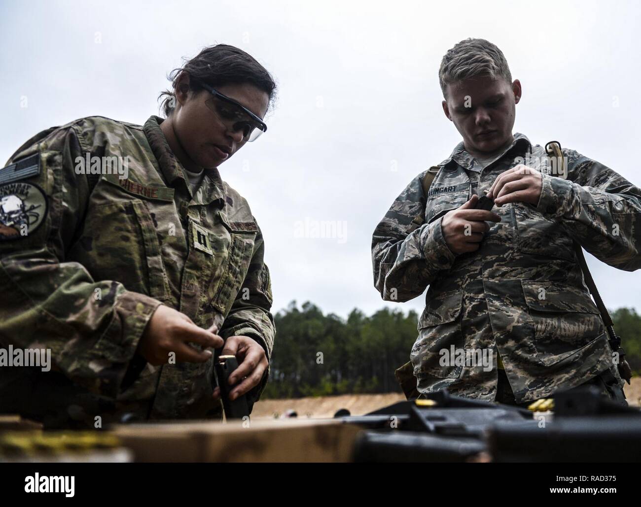 Us Air Force Captain Natasia Cherne, 1. Bekämpfung der Kamera Squadron Operations Cell Director und Flieger Brian Baumgart, 1. Bekämpfung der Kamera Squadron Videofilmer, laden sie Munition für M9 Ausbildung Jan. 26, 2017, am Fort Jackson, S.C. während der Übung Scorpion Objektiv 2017. Übung Scorpion Linse ist eine jährliche Fähigkeit zu Überleben und Betreiben Training durch die Air Force Combat Kamera job Qualifizierung Standards beauftragt. Gehalten an der United States Army Training Center Fort Jackson, S.C., und die McCrady Training Center, der Eastover, S.C. der Zweck der Übung ist eine Auffrischungsschulung cam zur Bekämpfung zur Verfügung zu stellen Stockfoto