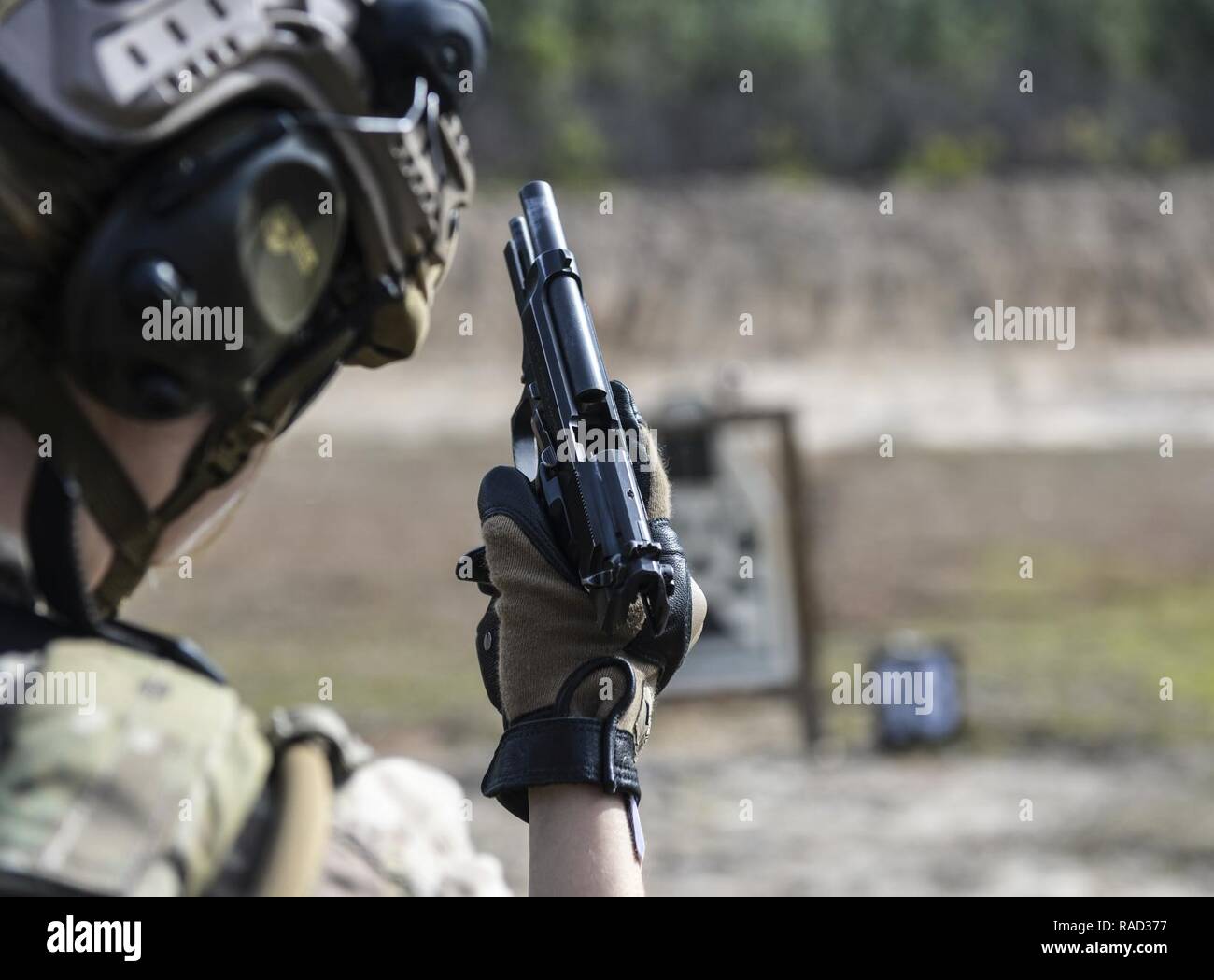 Us Air Force 1 Lt Virginia Lang, 4. Bekämpfung der Kamera Officer, praktizierte M 9 Ausbildung Jan. 26, 2017, am Fort Jackson, S.C., während der Übung Scorpion Objektiv 2017. Übung Scorpion Linse ist eine jährliche Fähigkeit zu Überleben und Betreiben Training durch die Air Force Combat Kamera job Qualifizierung Standards beauftragt. Gehalten an der United States Army Training Center Fort Jackson, S.C., und die McCrady Training Center, der Eastover, S.C. der Zweck der Übung ist eine Auffrischungsschulung kamera Personal zur Bekämpfung zur Verfügung zu stellen. Personen sind in den Bereichen der Kampftaktik, Fotografie, Videografie und o angewiesen Stockfoto