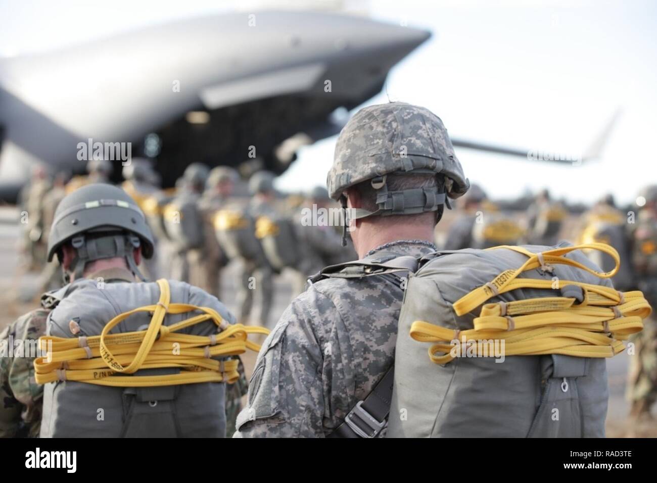 United States Army Fallschirmjäger zu der 360 zivilen Angelegenheiten der Feuerwehr zugeordnet, 412 zivilen Angelegenheiten Bataillon, 450 zivilen Angelegenheiten Bataillon, an Bord einer Boeing C-17 Globemaster,Air Force Auxiliary Basis, S.C., Jan. 26, 2016. Der 360 zivilen Angelegenheiten der Feuerwehr Betrieb Amboss so jumpmasters und Jumper Währung und springen Status beibehalten können. Stockfoto