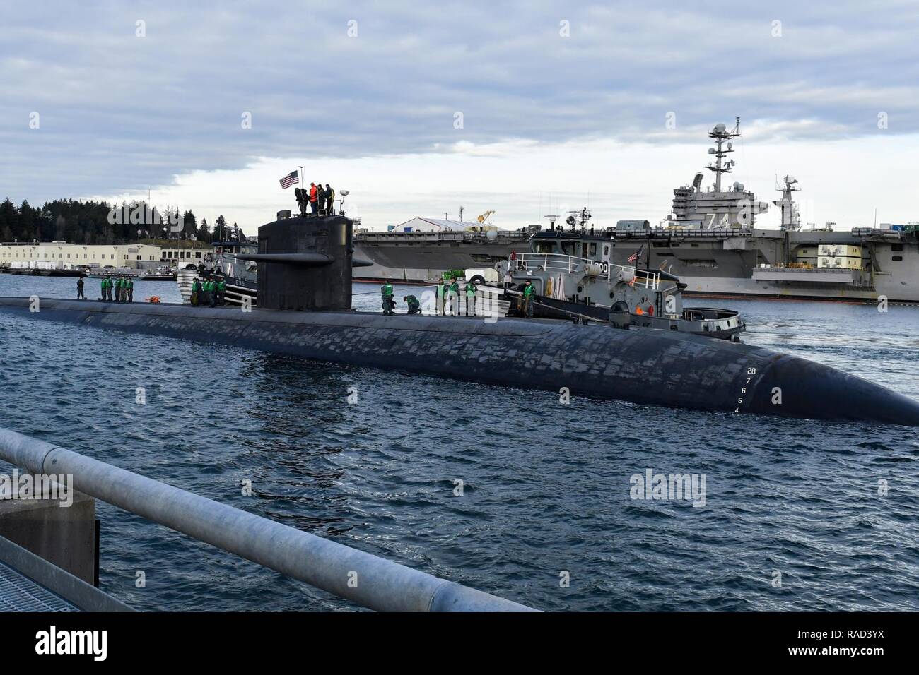 BREMERTON, Washington (Jan. 27, 2017) Los Angeles-Klasse schnell-Angriffs-U-Boot USS Olympia (SSN717) kommt beim Naval Base Kitsap-Bremerton, Besuch der Pazifischen Nordwesten zum ersten Mal seit 1998. Während Ihres Aufenthalts, Crew Mitglieder Tour ihre Namensvetter, Olympia, Washington, wo sie der Gemeinschaft durch die Durchführung von COMRELs helfen, und eine Tour das Capitol und das Olympia Yacht Club. Stockfoto