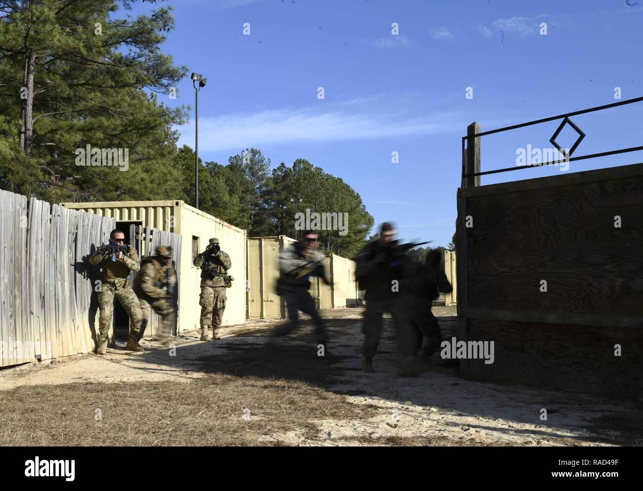 Flieger vom 1. Bekämpfung der Kamera Squadron Zug auf Close Quarters Battle an McCrady Training Center, 27. Januar 2017. Übung Scorpion Linse ist eine jährliche Fähigkeit zu Überleben und Betreiben Training durch die Air Force Combat Kamera job Qualifizierung Standards beauftragt. Gehalten an der United States Army Training Center Fort Jackson, S.C., und die McCrady Training Center, der Eastover, S.C. der Zweck der Übung ist eine Auffrischungsschulung kamera Personal zur Bekämpfung zur Verfügung zu stellen. Personen sind in den Bereichen der Kampftaktik, Fotografie, Videografie und für Verfahren inhärente unterstützen c angewiesen Stockfoto