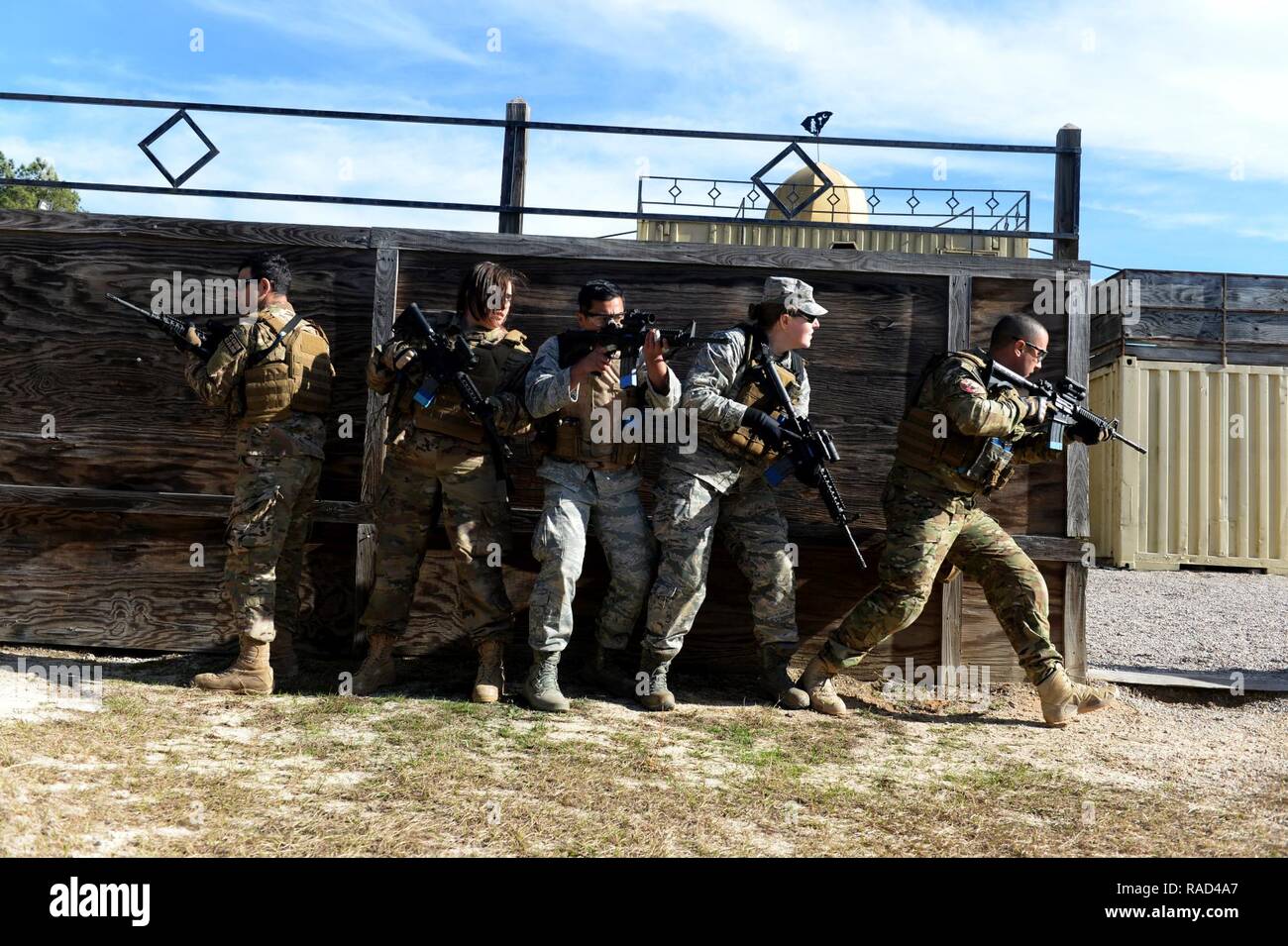 Us-Flieger aus der 1. und 4. der Bekämpfung der Kamera Squadron in urban Operations Training während der Übung Scorpion Objektiv 2017 McCrady Training Center, S.C., Jan. 27, 2017 teilnehmen. Übung Scorpion Linse ist eine jährliche Fähigkeit zu Überleben und Betreiben Training durch die Air Force Combat Kamera job Qualifizierung Standards beauftragt. Gehalten an der United States Army Training Center Fort Jackson, S.C., und die McCrady Training Center, der Eastover, S.C. der Zweck der Übung ist eine Auffrischungsschulung kamera Personal zur Bekämpfung zur Verfügung zu stellen. Personen in den Bereichen Kampftaktik angewiesen sind, Foto Stockfoto