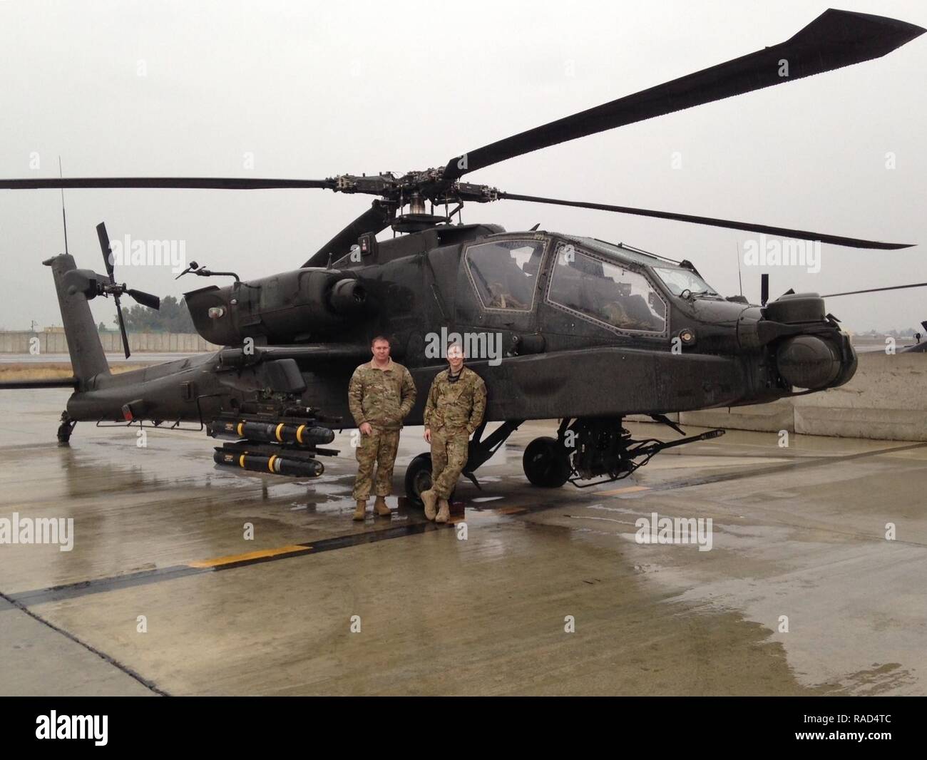 FORWARD OPERATING BASE DAHLKE, Afghanistan - Chief Warrant Officer 3 Jonathan Aleshire und 1 Lt Robert Mayville Verhalten nach dem Flug, Kontrollen auf Ihre AH-64D Apache longbow Hubschrauber. Aleshire und Mayville waren die Pilot und Co-Pilot/Gunner, bzw., auf einer neuen Mission zu medizinisch eine kritisch verwundeten afghanischen nationalen Armee Soldat evakuieren. Die Bemühungen, um ihre Mannschaft zu unterdrücken und feindliche Stellungen zu zerstören und der Hubschrauber Landing Zone die verwundeten Soldaten, schließlich sein Leben retten, erwarb Aleshire, Mayville und ihren Anhängen Waffen Team die Goldmedaille für außer zur Luftbrücke zu sichern. Stockfoto