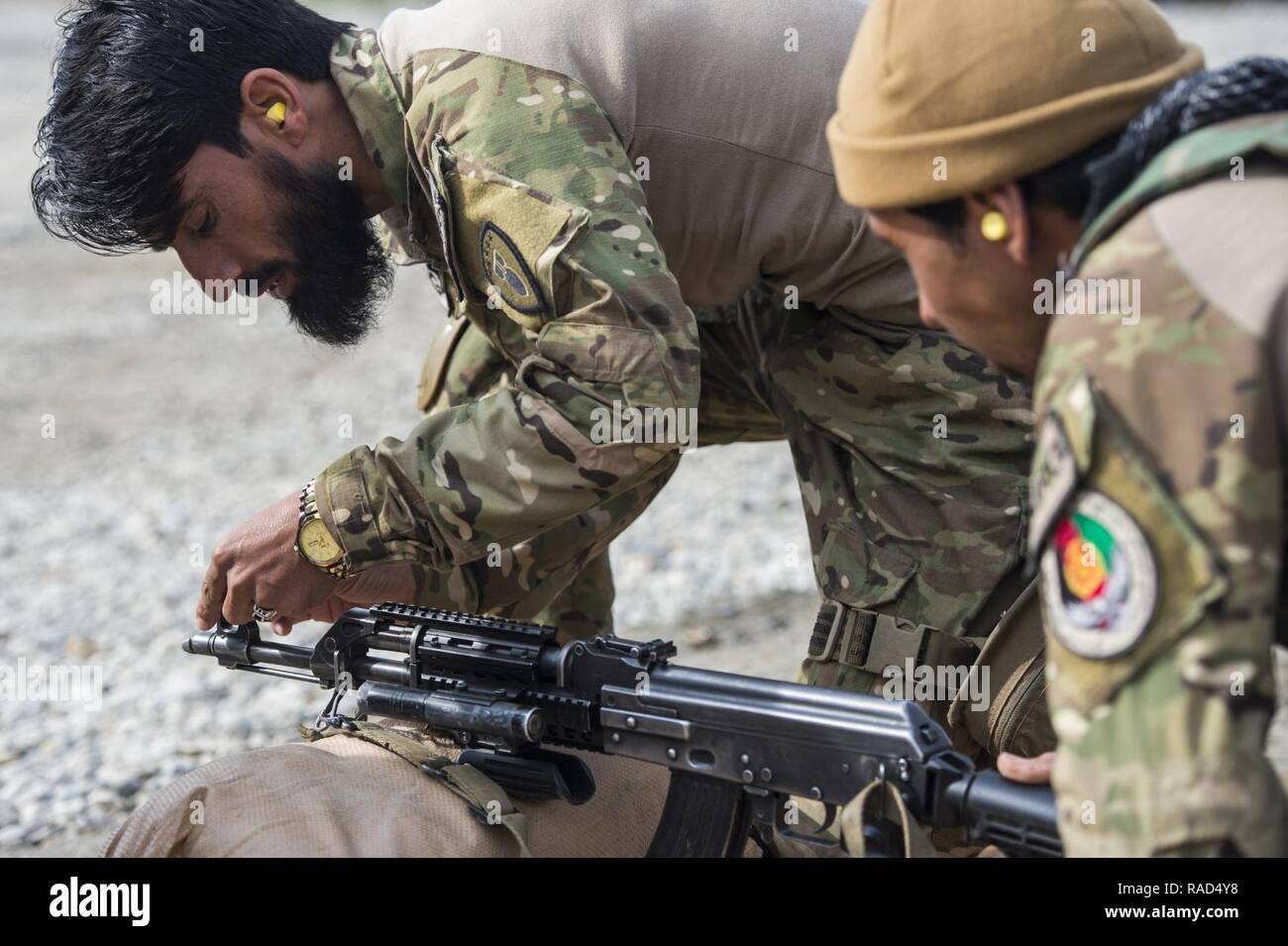 Afghanische Nationale Minenräumung Gruppe Soldaten null Waffen während Treffsicherheit Ausbildung bei jalalabad am 21.01.2017. Die NMRG ist Premier Afghanistans Kraft für Route Spiel und meine Reduktion. Stockfoto