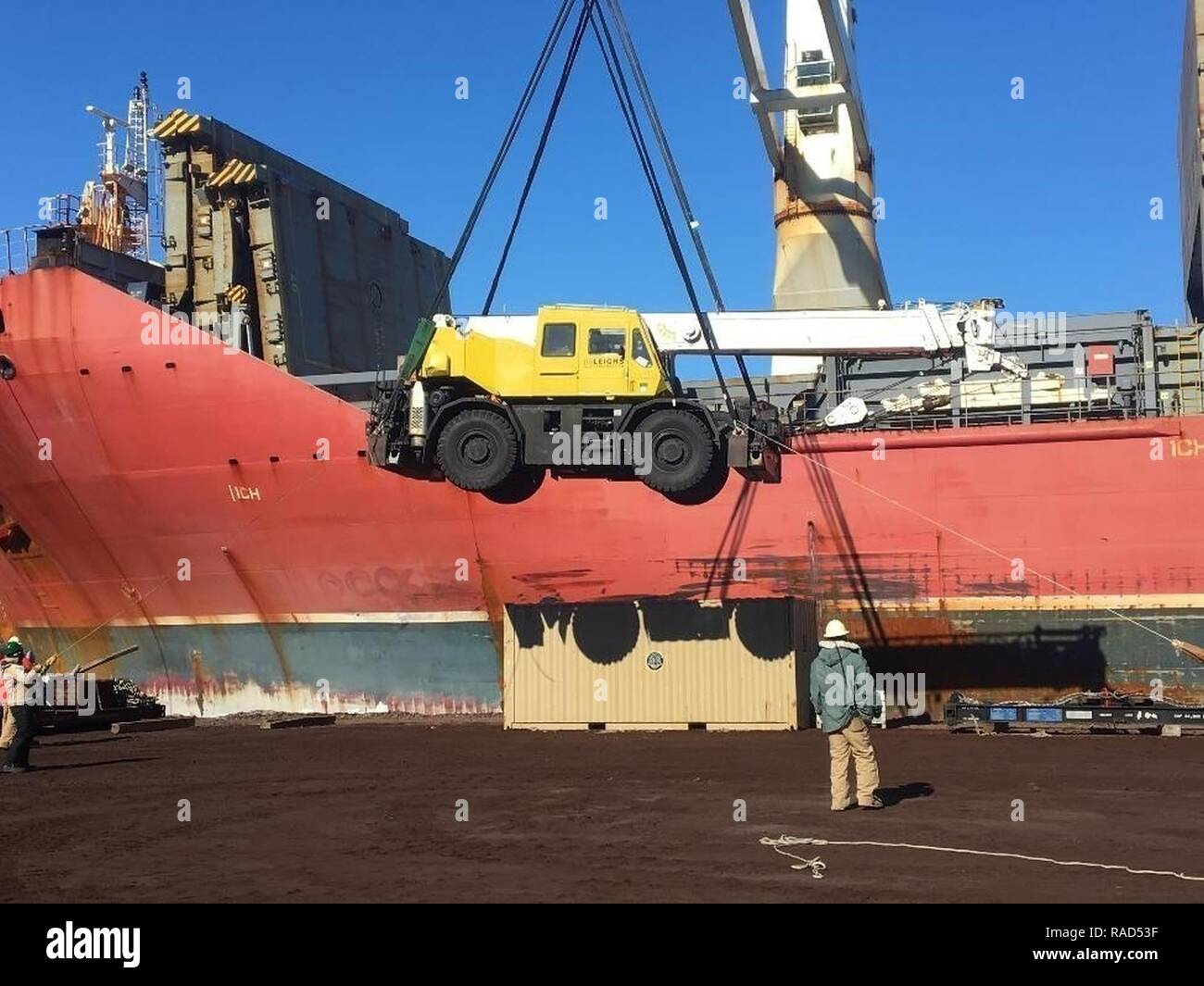 Antarktis (Jan. 28, 2017) Chief Bootsmann Mate Gerald Benton, zugeordnet zu den Marine Cargo Handling Bataillon (NCHB-1) aus Übersee, die die Last von einem Kran Vorbereitung in die Vereinigten Staaten zurückzukehren auf MV Ozeanriese. NCHB-1 ist die Forschungseinrichtung der National Science Foundation, McMurdo Station eingesetzt, leiten Sie ladungsumschlagsbetriebs als Teil der Operation Deep Freeze unterstützt die US Antarctic Program durch logistische Unterstützung. Stockfoto