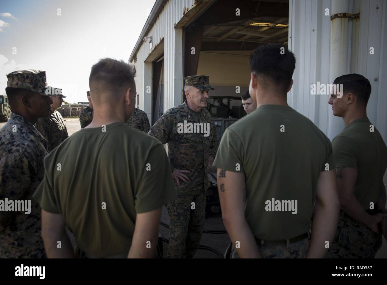 MARINE CORPS BASE HAWAII - Generalmajor Vincent A. Coglianese, Inspector General des US Marine Corps, interagiert mit Marines bei seinem Besuch an Bord der Marine Corps Base Hawaii am Jan. 26, 2017 zu bekämpfen Logistik Bataillon 3 zugeordnet. Coglianese nahmen an einem Briefing von MCB Hawaii Führung, in denen mehrere Inspektoren aus dem Büro des IGMC gemeinsam genutzte Informationen und beantwortet Fragen zur Einheit Inspektionen gehostet werden. Der Besuch gefördert bekämpfen Bereitschaft, institutionelle Integrität, Effizienz, Disziplin und Glaubwürdigkeit durch Untersuchungen, Inspektionen, Bewertungen und Untersuchungen der militärischen comm Stockfoto