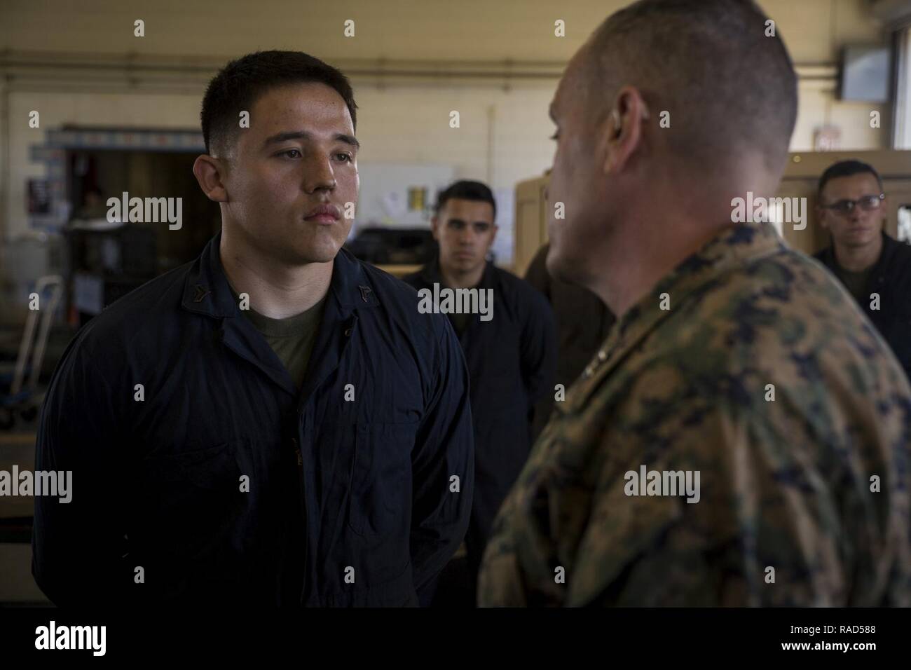 MARINE CORPS BASE HAWAII - Cpl. Juan Cadavid, ein Motor transport Mechaniker mit Combat Logistik Bataillon 3 und einem Orlando, Florida native, hört zu, Generalmajor Vincent A. Coglianese, Inspector General des Marine Corps, bei seinem Besuch an Bord der Marine Corps Base Hawaii am Jan. 26, 2017. Coglianese nahmen an einem Briefing von MCB Hawaii Führung, in denen mehrere Inspektoren aus dem Büro des IGMC gemeinsam genutzte Informationen und beantwortet Fragen zur Einheit Inspektionen gehostet werden. Die igmc gefördert bekämpfen Bereitschaft, institutionelle Integrität, Effizienz, Disziplin und Glaubwürdigkeit durch investigatio Stockfoto