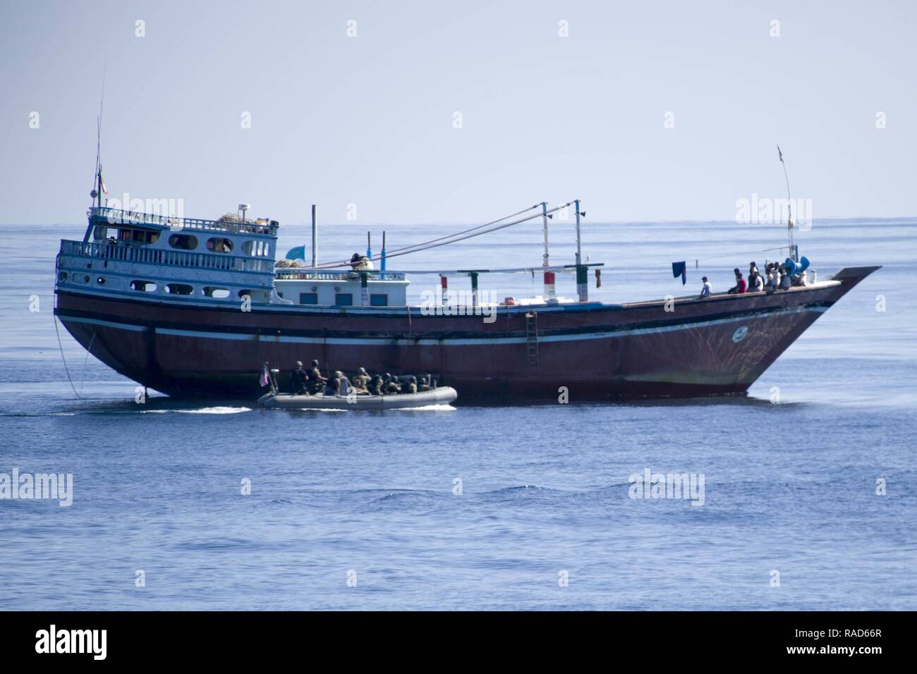 Golf von Oman (Jan. 27, 2017) Segler, der Arleigh-burke-Klasse geführte Anti-raketen-Zerstörer USS Cole (DDG67), kommen neben eine iranische Flagge Dhow in Reaktion auf einen Notruf. Seeleute, sofern die Seemänner auf der Dhau mit Kraftstoff. Cole ist in den USA der 5. Flotte Bereich für Maßnahmen zur Erhöhung der Sicherheit des Seeverkehrs und Theater Sicherheit Zusammenarbeit bereitgestellt werden. Stockfoto