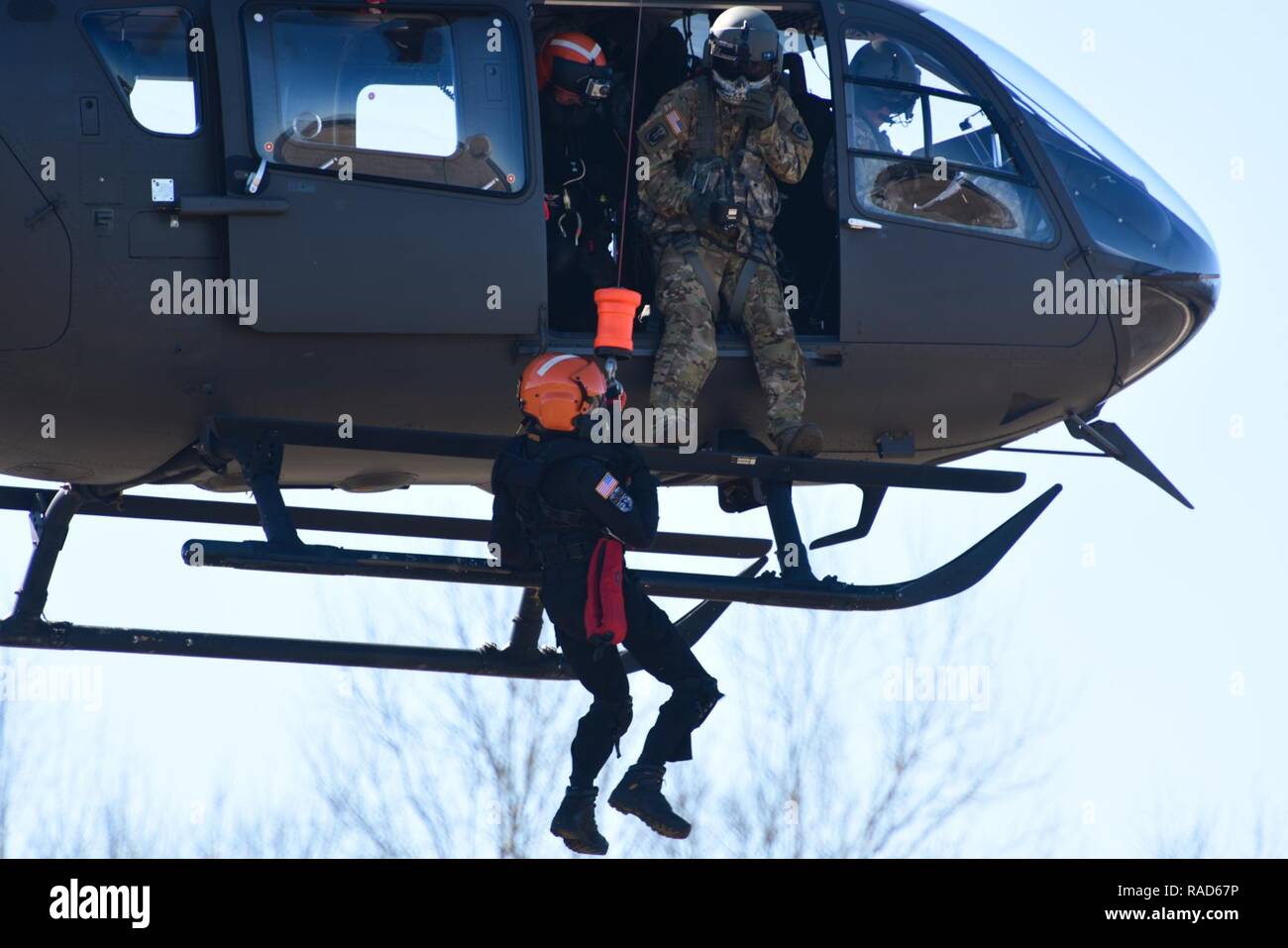 Südcarolina nationale Schutz Soldaten, und Feuerwehr/EMS Retter mit dem S.C. Hubschrauber Aquatic Rescue Team (SC-HART) Programm, S.C. Urban Suche und Rettung Task Force 1 (SC-TF1), Hoist-Training Operations während der ersten Phasen des "Patriot South Übung 2017" durchführen (Patriot South 17), eine gemeinsame Ausbildung und Übung auf Naturkatastrophen konzentrieren - Bereitschaft und Reaktion, Gulfport und Port Bienville industriellen Komplex (PBIC), Mississippi, Jan. 29, 2017. Patriot South 17 findet an mehreren Standorten in Mississippi, von 23. Januar bis 7. Februar 2017, und es bietet Stockfoto