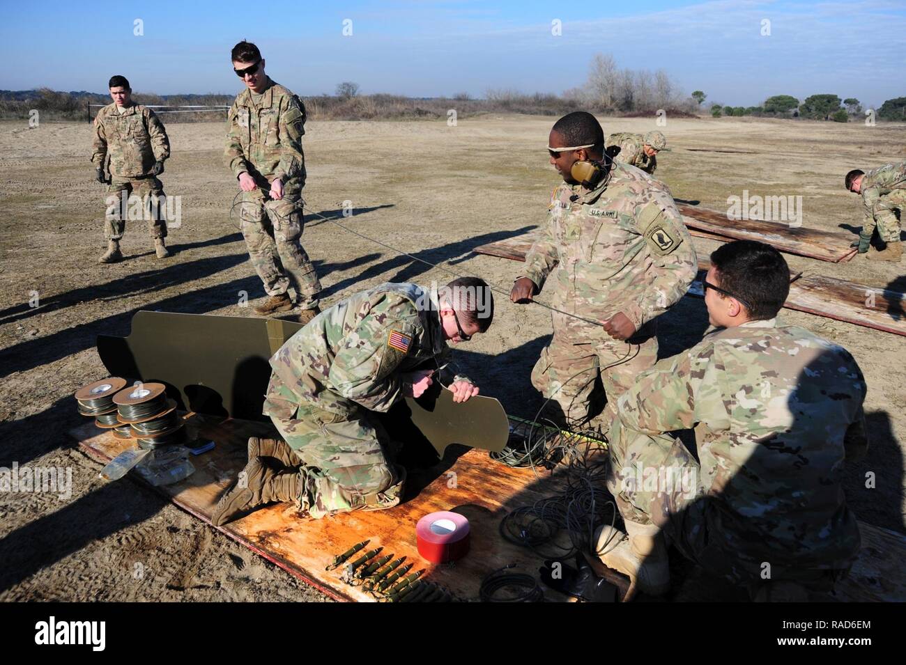 Us-Armee Fallschirmjäger Brigade von 54Th Engineer Battalion, 173Rd Airborne Brigade, bereiten die Ziele, bevor die "Urban verletzen, "Foce Reno Italienisch Training Area, Ravenna, Italien, Jan 24, 2017. ( Stockfoto