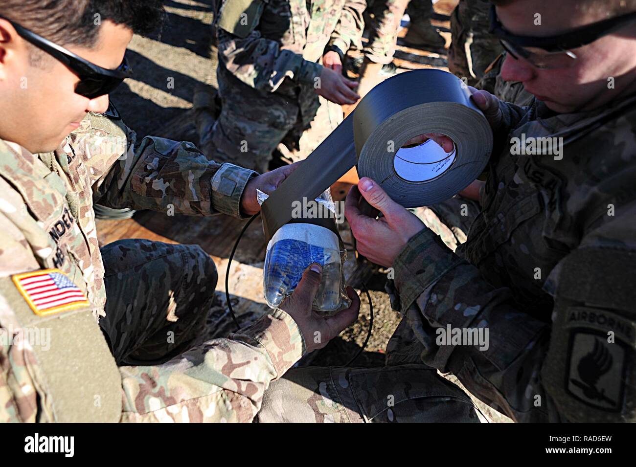 Us-Armee Fallschirmjäger Brigade von 54Th Engineer Battalion, 173Rd Airborne Brigade, bereiten Sie eine explosive vor der "Urban verletzen, "Foce Reno Italienisch Training Area, Ravenna, Italien, Jan 24, 2017. ( Stockfoto