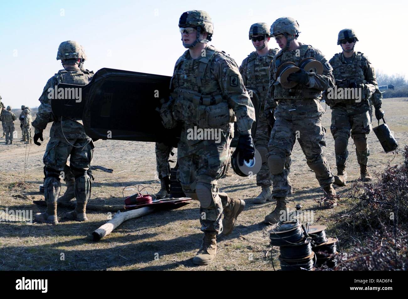 Us-Armee Fallschirmjäger Brigade von 54Th Engineer Battalion, 173Rd Airborne Brigade, eine explosive verzurrte Ziel während der "Urban verletzen, "Foce Reno Italienisch Training Area, Ravenna, Italien, Jan 24, 2017. ( Stockfoto