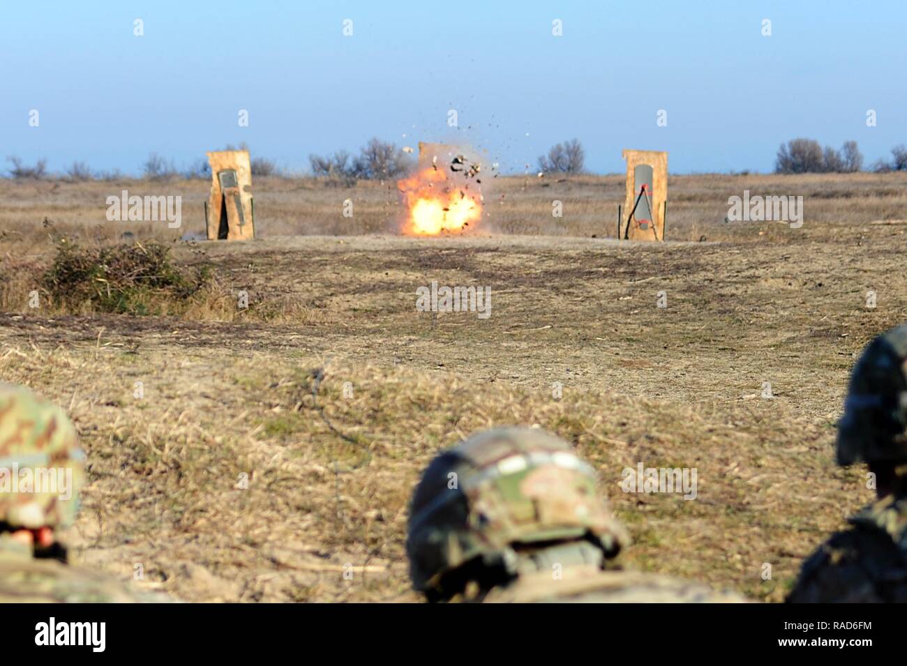 Us-Armee Fallschirmjäger Brigade von 54Th Engineer Battalion, 173Rd Airborne Brigade, Sprengstoff im städtischen Bereich verletzen, Foce Reno Italienisch Training Area, Ravenna, Italien, Jan 24, 2017 detonieren. ( Stockfoto