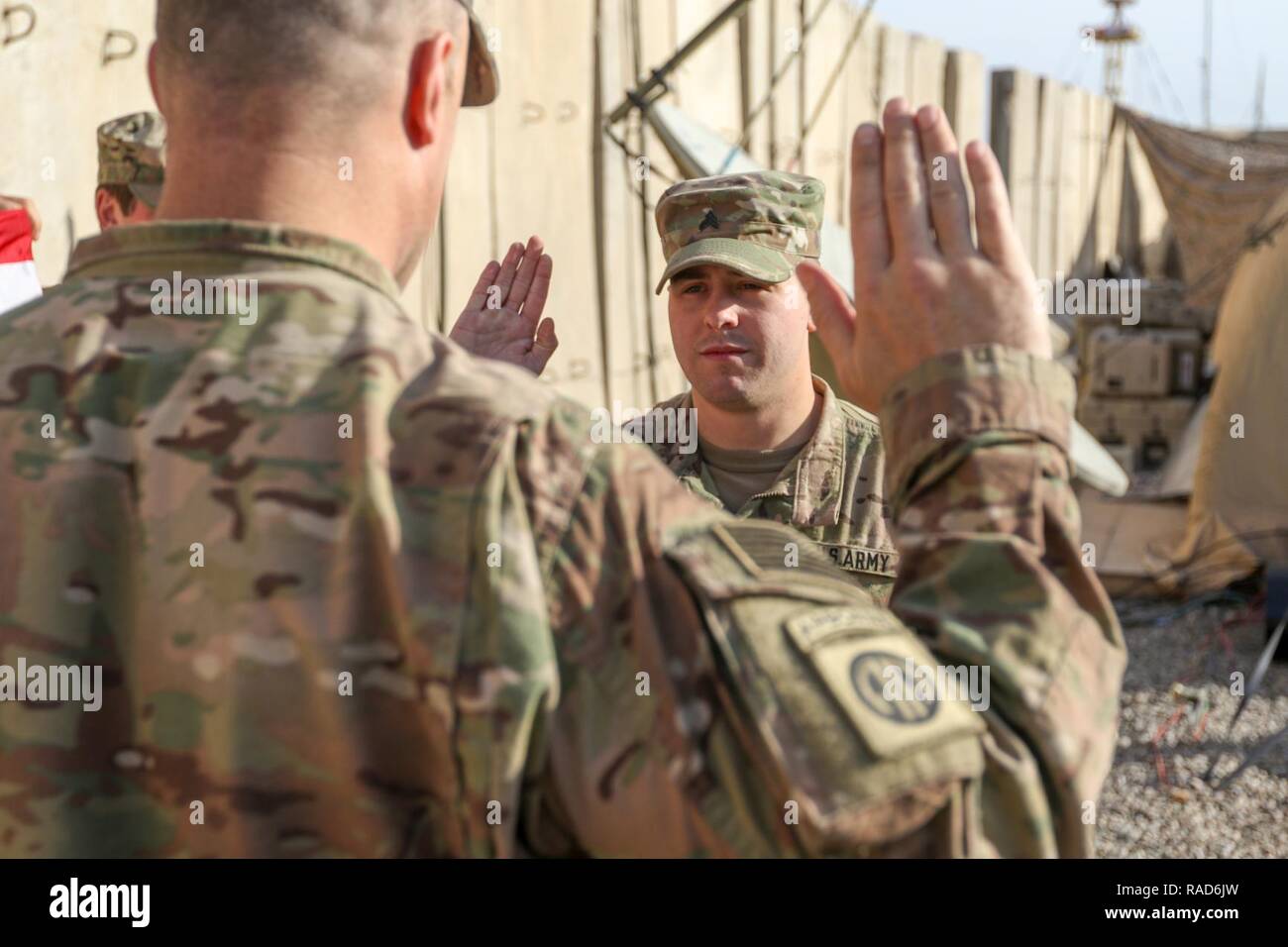 Oberstleutnant John Hawbaker, Kommandant der 1. Staffel, 73 Cavalry Regiment, 2nd Brigade Combat Team, 82nd Airborne Division, Fragen nach dem Eid des reenlistment zu Sgt. Patrick R. Bradford, ein infanterist, nach seiner dreijährigen reenlistment bei Qayyarah West, Irak, Jan. 26, 2017. Zur Unterstützung der Operation inhärenten lösen, die 2 BCT eingesetzt, 82. Abn. Div. ermöglicht, ihre irakische Sicherheitskräfte, die Partner durch den beraten und unterstützen die Mission, die die Planung, Erfassung und Analyse von Intelligenz, Kraft und Präzision Brände die militärische Niederlage der ISIL zu erreichen. Stockfoto