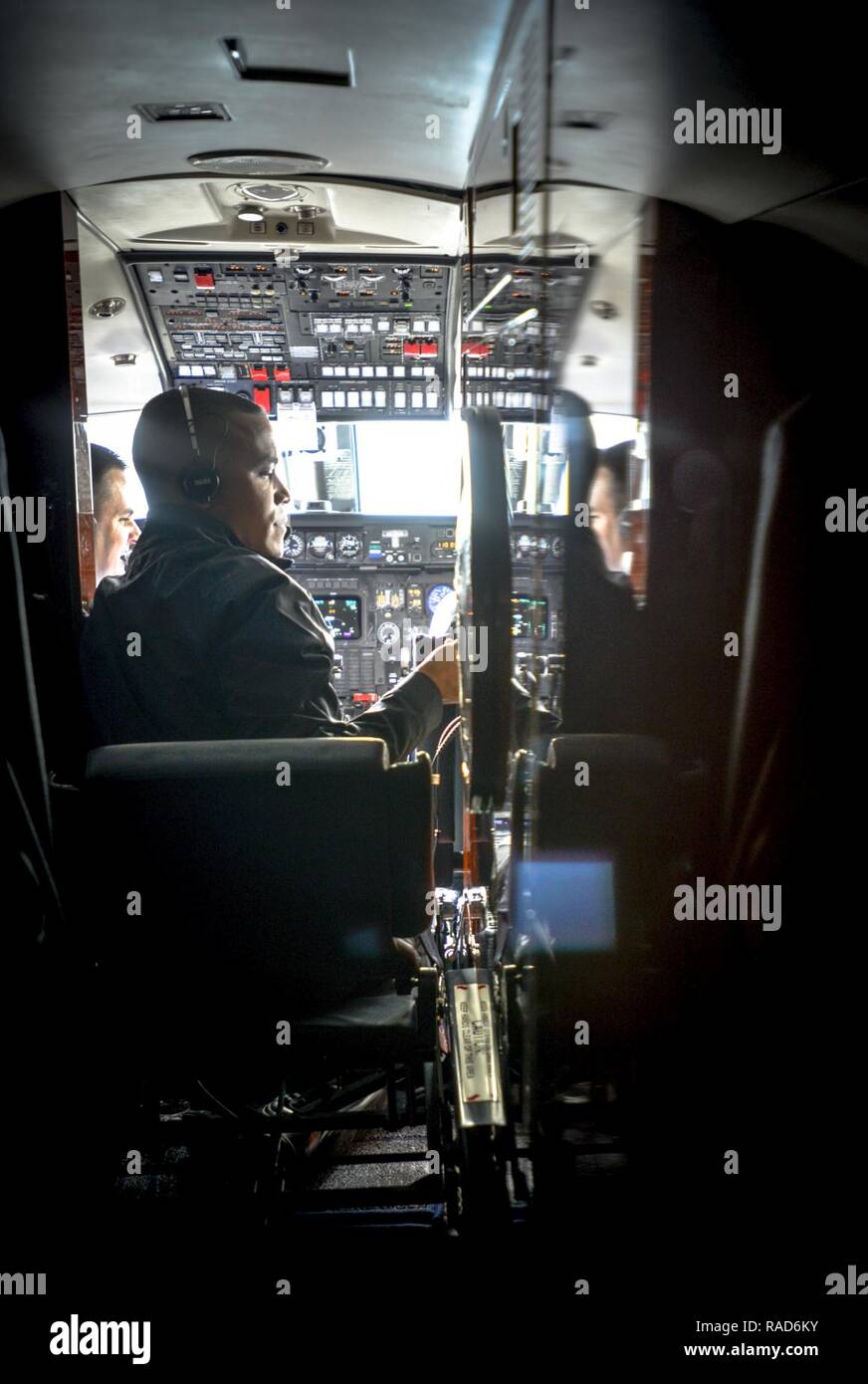 Tech. Sgt. Vanessa Schook, 99th Airlift Squadron Flight Attendant, führt eine Pre-flight Safety überprüfung auf der C-20B bei Joint Base Andrews, Maryland, Jan. 27, 2017. FAs sind Experten für Sicherheit, Zoll Spezialisten und Kulinarische Künstler, oft bei der Zubereitung der Gerichte von Grund auf 30--40,000 Füße, während gleichzeitig die Sicherheit der Besatzung und der Passagiere zu allen Zeiten. Stockfoto