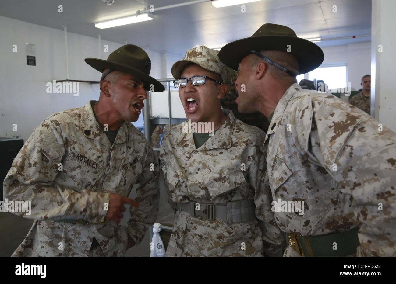 Drill instructors von Mike Unternehmen, 3. rekrutieren Ausbildung Bataillon, test ein rekrut Wissen während der älteren drill instructor Inspektion bei Marine Corps Recruit Depot San Diego, 31.01.27. Drill Instructors test Rekruten zu sehen Sie, wie viel Wissen sie sich bisher in der Ausbildung rekrutieren beibehalten haben. Jährlich mehr als 17.000 Männer aus den westlichen Recruiting Region rekrutiert werden an MCRD San Diego ausgebildet. Mike Unternehmen ist der Abschluss zum 31. März geplant. Stockfoto