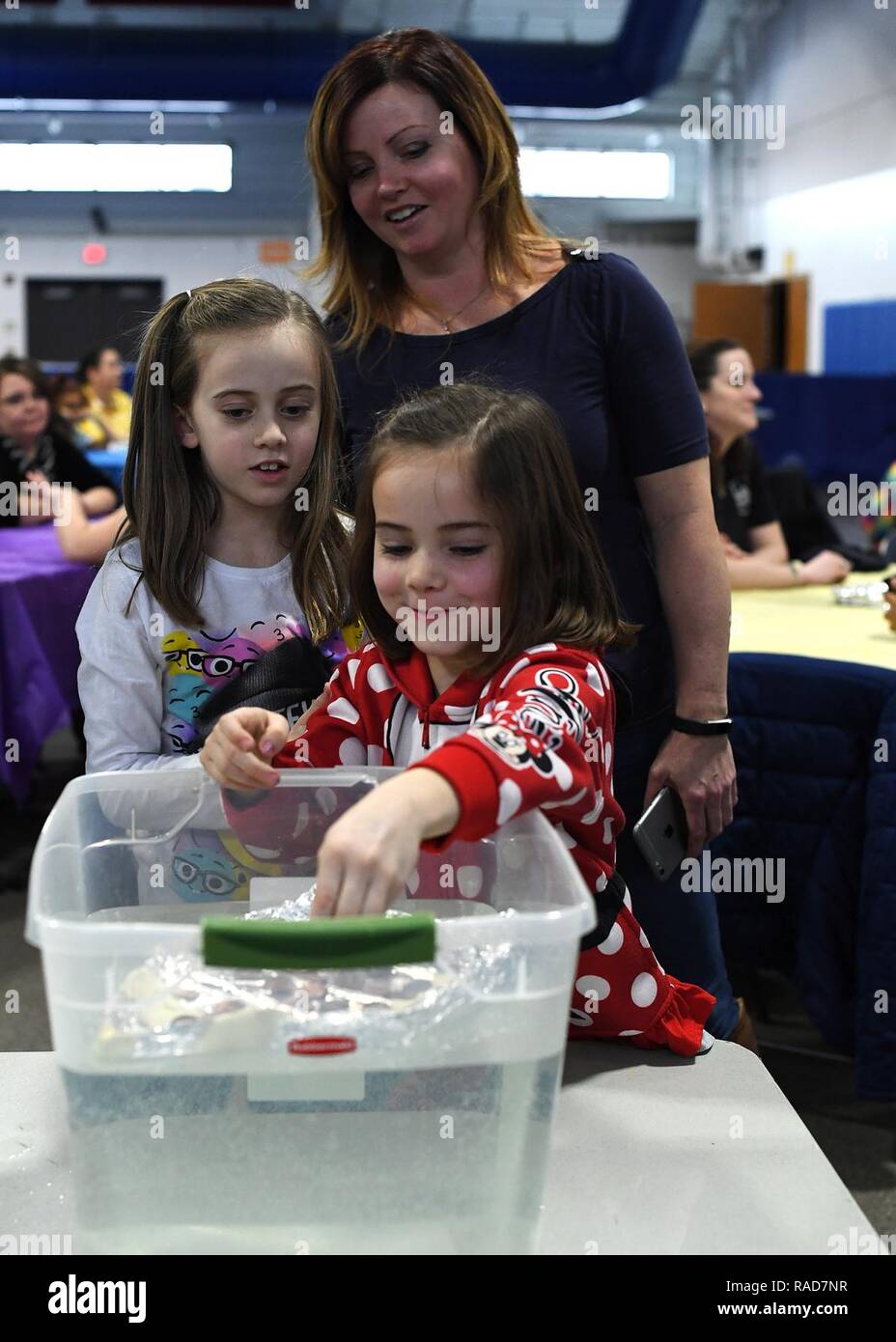 Holly Ruzich und ihre Töchter Gianna, 8, Links, und Carmen, 6, prüfen Sie den Auftrieb von ihrem Boot Jan. 28, 2017, Grand Forks Air Force Base, N.D. Mitglieder der Universität von North Dakota Gesellschaft der Ingenieurinnen besucht Grand Forks AFB Mütter und Tochter in der Wissenschaft, Technologie, Ingenieurwesen und Mathematik Felder zu erziehen. Stockfoto