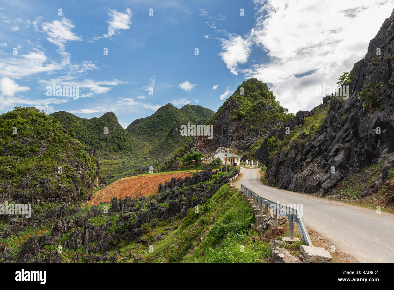 Schmale Straße Obwohl die Grünen Berggipfel, Ha Giang Loop, Provinz Ha Giang, Vietnam, Asien Stockfoto