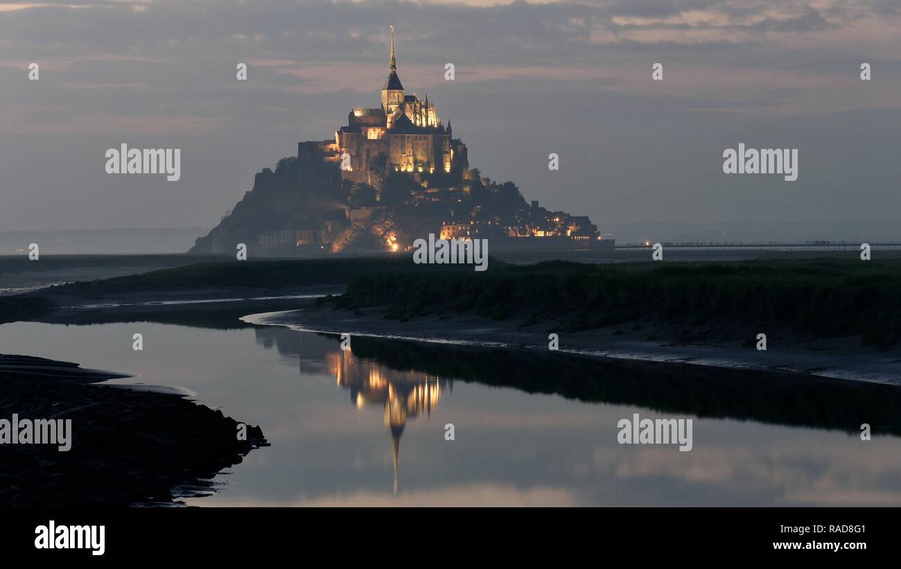 Mont Saint Michel Abtei bei Sonnenuntergang und Ebbe Stockfoto