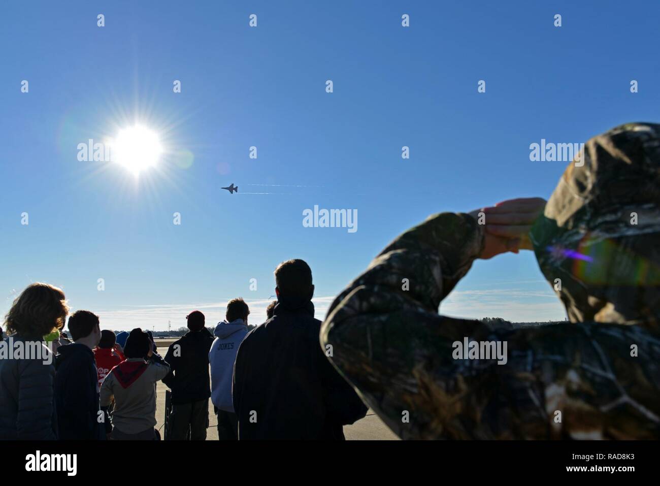 Pfadfinder-truppe 232 Mitglieder watch US Air Force Maj Craig Bäcker, Air Combat Command's F-16 Viper Demonstration Team Pilot, führen Sie während seiner letzten Flug bei Shaw Air Force Base, S.C., Jan. 27, 2017. Während seiner Zeit als Demo pilot Baker in ca. 40 air Shows in den USA und Kanada durchgeführt, die belegen US Air Force airpower und Professionalität. Stockfoto