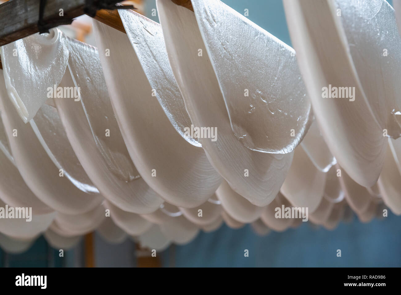 Reispapier crepes Trocknen auf Rack hängen im Restaurant aus der Ha Giang Loop, Provinz Ha Giang, Vietnam, Asien Stockfoto