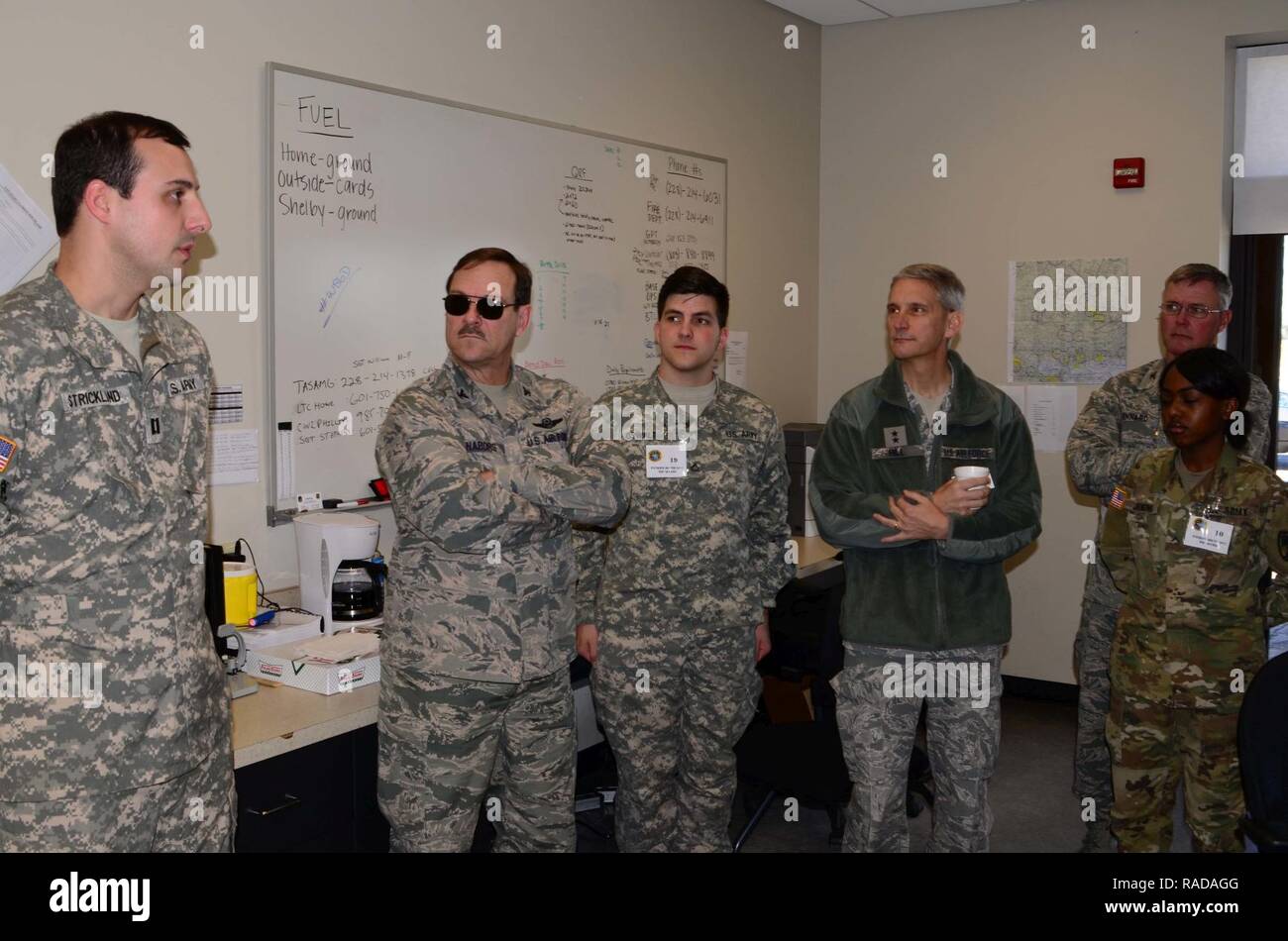 Captain John Strickland, Schlacht, Kapitän der Ausbildung Operation Center mit der 2 151-Zentrale in Greeniville, South Carlina Schriftsatz Major General William O. Hill dient als Hilfe Adjutant General für die Luft- und als Kommandant, California Air National Guard in der Ausbildung Operation Center am Gulport Combat Readiness Training Center, Gulport, Ms, Feb 1, 2017. PATRIOT South 2017 Teilnehmer werden Haus CRTC (Air National Guard Stockfoto