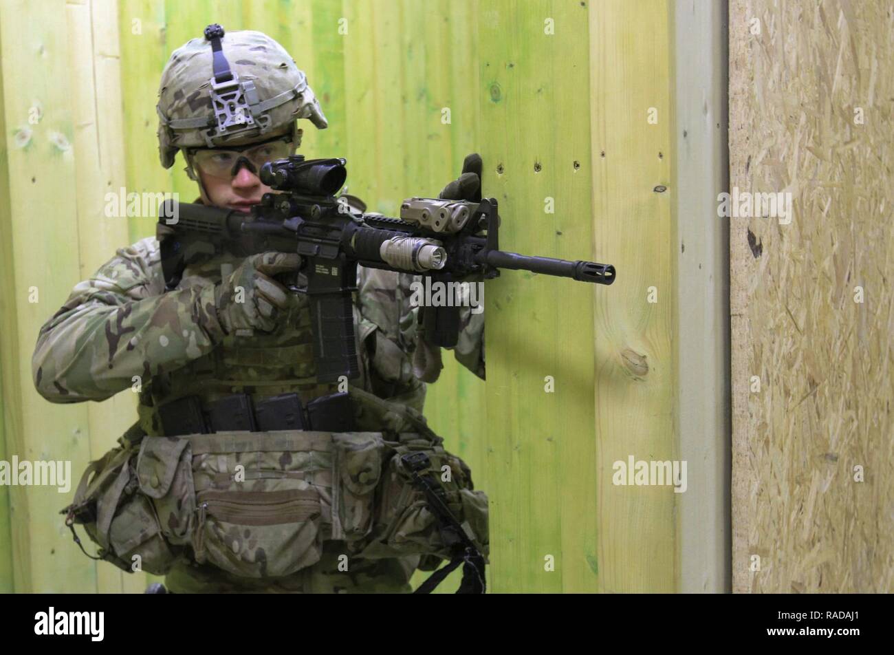 PABRADE, Litauen - Sgt. John Yarbrough, truppführer, Kampf, 2 Bataillon, 503Rd Infanterie Regiment, 173Rd Airborne Brigade, sieht hinten Sicherheit während urban Operations Training mit litauischen Soldaten an die eisernen Wolf mechanisierte Infanteriebrigade in Pabrade, Litauen, Feb 1, 2017 zugeordnet. Die 'Sky Soldaten des 2 Mrd., 503Rd Inf. Regt. sind auf einem Training Rotation zur Unterstützung der Operation Atlantic lösen, einem US-amerikanischen LED-aufwand in Osteuropa, die das US-Engagement in der kollektiven Sicherheit der NATO und ihr Engagement für einen dauerhaften Frieden und Stabilität in der Region demonstriert. Die 173 r Stockfoto