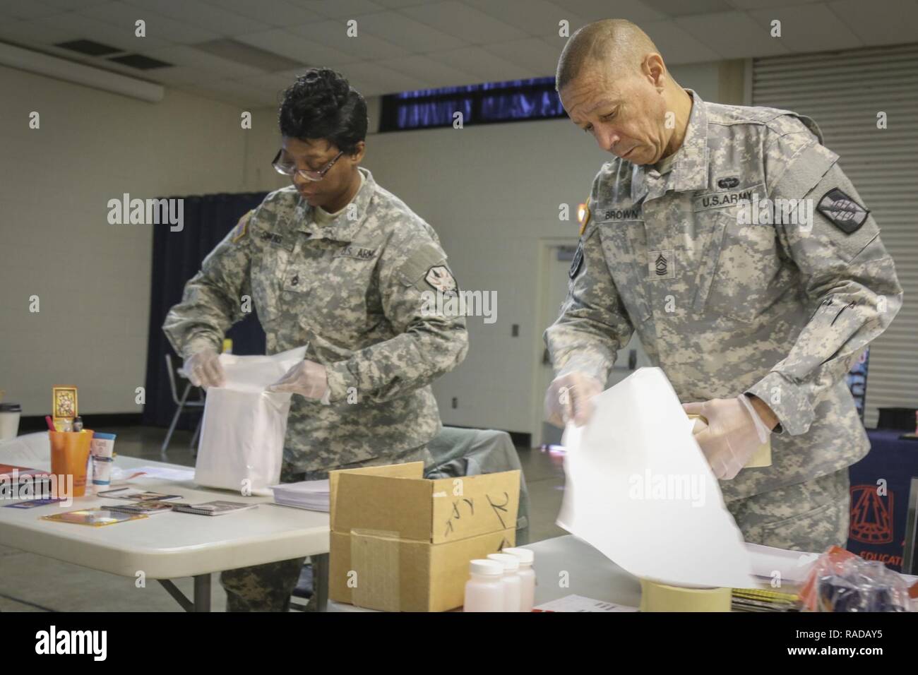 Master Sgt. Troy Brown (rechts) ein Network Operations noncommissioned Officer und native von Fayetteville, North Carolina, zugeordnet zu den Hauptsitz und die Konzernzentrale, 359 Theater taktische Signal Brigade, 335.- Signal (Theater), zusammen mit Sgt. 1. Klasse Lashara Simmons, ein Human Resources noncommissioned Officer und gebürtige Newbern, Nord-Carolina, zugeordnet zu den gemeinsamen Aktivierung Berichtstil Commnand, 335 SC (T) Praxis richtige mailing Verfahren während einer Einheit Prävention Leader Kurs an der 335 SC (T) Sitz in East Point, Georgien, Feb 2 gelehrt wird. Stockfoto