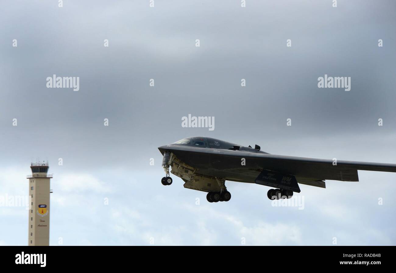 Ein US Air Force B-2 Spirit Flugzeuge, bereitgestellt von whiteman Air Force Base, Calif., nimmt für einen lokalen Ausbildung Flug bei Andersen Air Force Base, Guam, Jan. 12, 2017. In der Nähe von 200Flieger von whiteman Air Force Base, Calif., und Barksdale Air Force Base, La., bereitgestellt von Andersen AFB, zur Unterstützung der US-Strategic Command Bomber und Abschreckung Missionen. USSTRATCOM bomber Missionen vertraut machen Flugbesatzungen mit fliegerhorste und Tätigkeiten in unterschiedlichen geografischen Kämpfer Befehle. Stockfoto