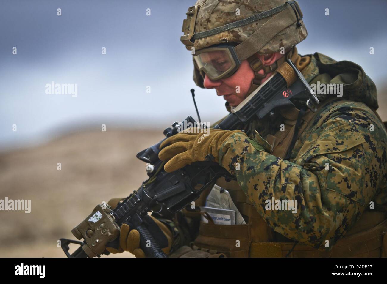 Cpl. Joseph J. Guarrieri, einem truppführer zu Alpha Company, 1.BATAILLON, 3. Marine Regiment zugeordnet, Durchführung städtischer Betrieb während integrierte Ausbildung Übung (ITX) 2-17 im Bereich 220, die an Bord der Marine Corps Air Ground Combat Center, Twentynine Palms, Kalifornien, Jan. 20, 2017. ITX ist eine kombinierte Waffen übung, die alle Elemente der Marine Air Ground Task Force eine Gelegenheit, Fähigkeiten während der großen Missionen zu nutzen mehr bereit Streitmacht zu werden. 1/3 gegenwärtig als der Bodenkampf Element für diese Übung. Stockfoto