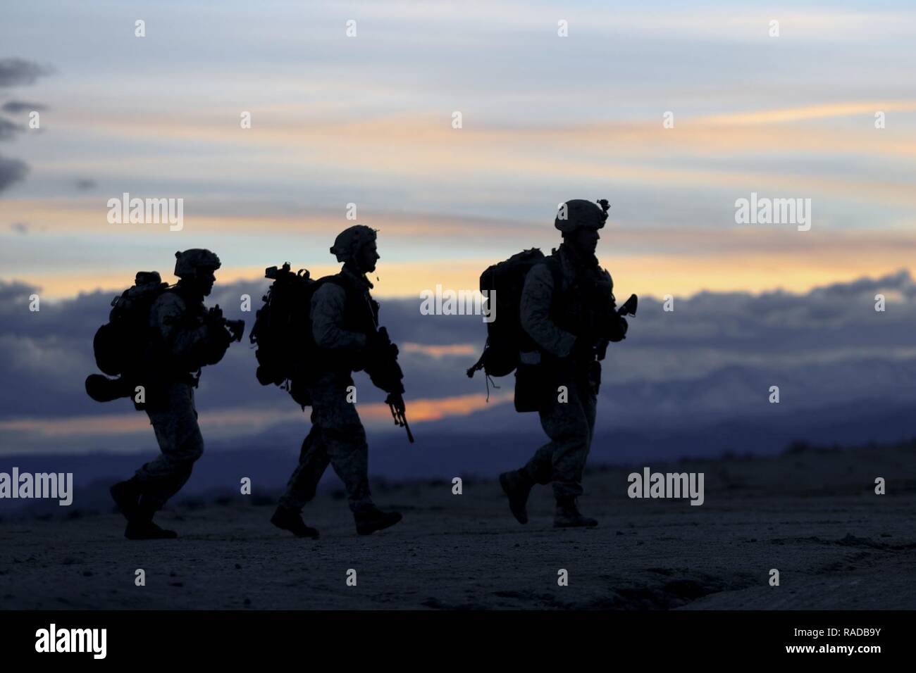 Marines zu Alpha Company, 1.BATAILLON, 3. Marine Regiment zugeordnet, Durchführung städtischer Betrieb während integrierte Ausbildung Übung (ITX) 2-17 im Bereich 220, die an Bord der Marine Corps Air Ground Combat Center, Twentynine Palms, Kalifornien, Jan. 24, 2017. ITX ist eine kombinierte Waffen übung, die alle Elemente der Marine Air Ground Task Force eine Gelegenheit, Fähigkeiten während der großen Missionen zu nutzen mehr bereit Streitmacht zu werden. 1/3 gegenwärtig als der Bodenkampf Element für diese Übung. Stockfoto