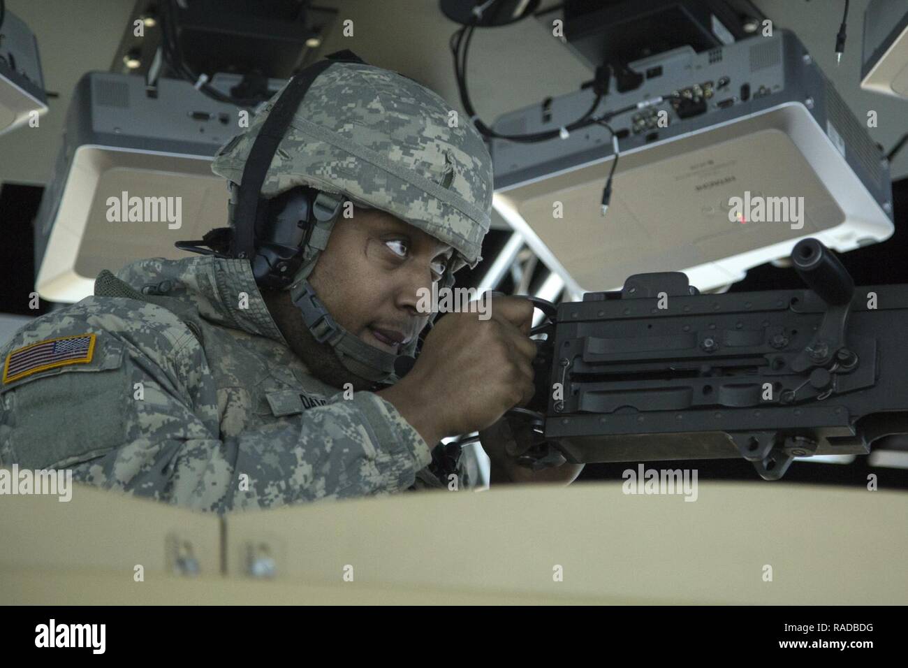 Armee Pfc. Derek Davis, der 574Th Composite Versorgung Firma zugewiesen, 17. Bekämpfung der Erhaltung Unterstützung Bataillon, U.S. Army Alaska, engagiert sich simulierte feindliche Ziele beim Leiten der rekonfigurierbaren Fahrzeug taktische Ausbildung bei Joint Base Elmendorf-Richardson, Alaska, Feb 1, 2017. Die Soldaten, von Fort Wainwright und JBER, nahmen an einem einwöchigen combat Skills Training in der Vorbereitung für eine bevorstehende Bereitstellung. Stockfoto