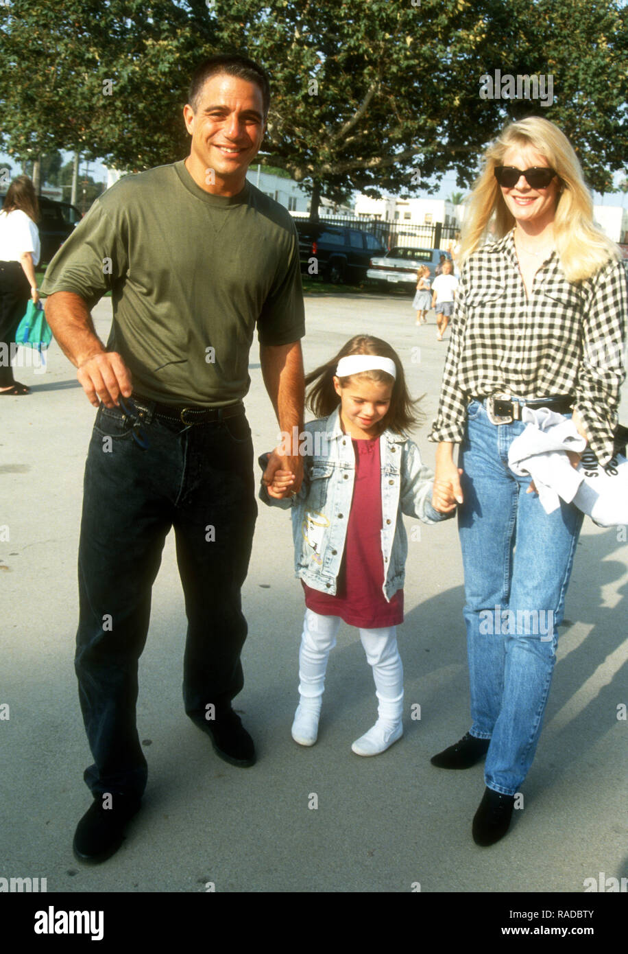 LOS ANGELES, Ca - 22. Juli: Schauspieler Tony Danza, Tochter Katherine Danza und seine Frau Produzent Tracy Robinson besuchen Ringling Brothers Barnum und Bailey Zirkus am 22. Juli 1993 Auf der Los Angeles Sports Arena in Los Angeles, Kalifornien. Foto von Barry King/Alamy Stock Foto Stockfoto